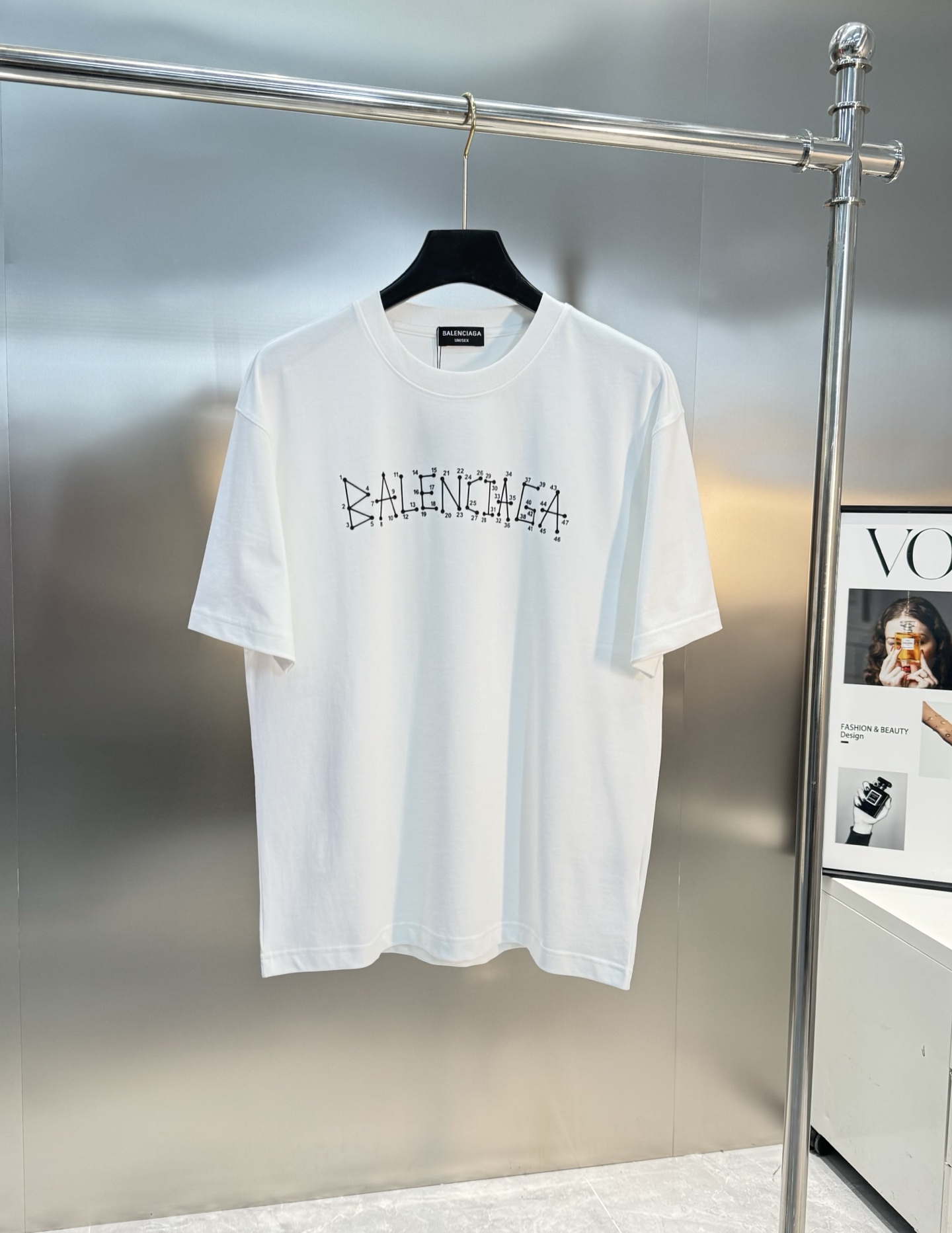 
        Balenciag*巴黎*新款T恤.25s男女同款！双面品牌字母哥特风字母印花设计.每
