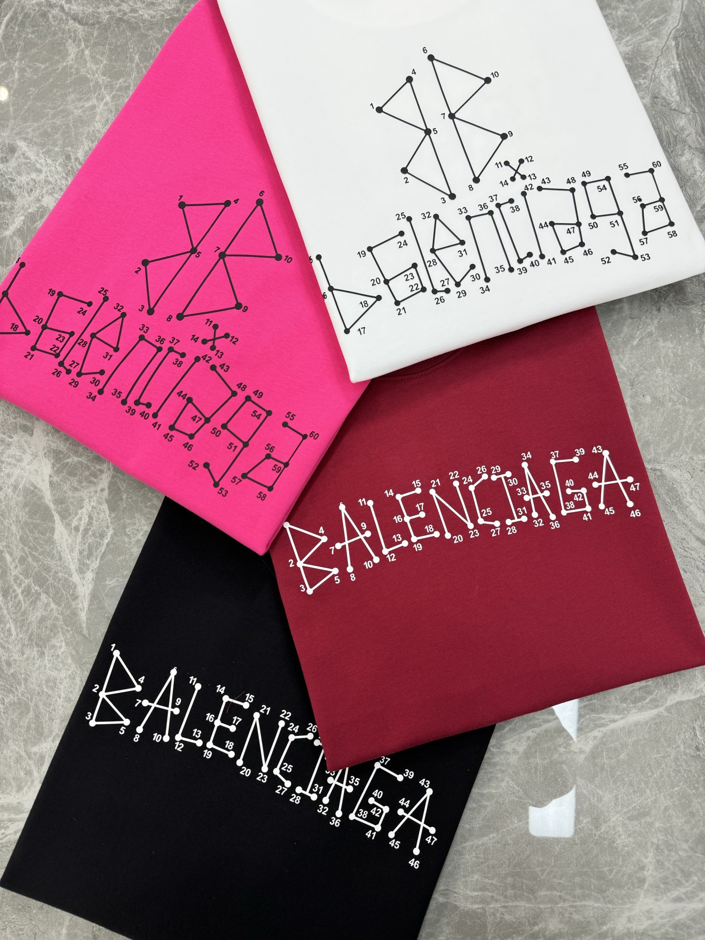 
        Balenciag*巴黎*新款T恤.25s男女同款！双面品牌字母哥特风字母印花设计.每