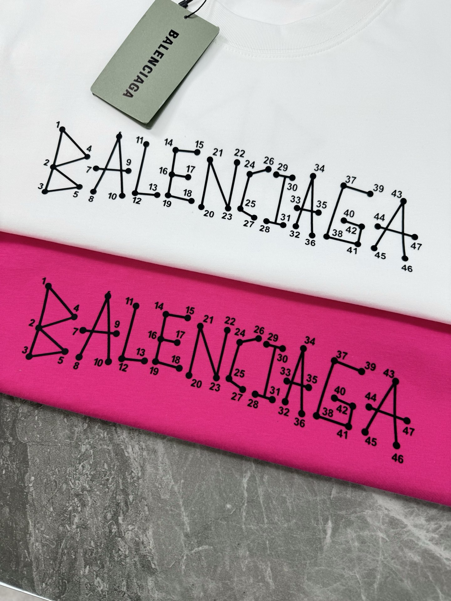 
        Balenciag*巴黎*新款T恤.25s男女同款！双面品牌字母哥特风字母印花设计.每