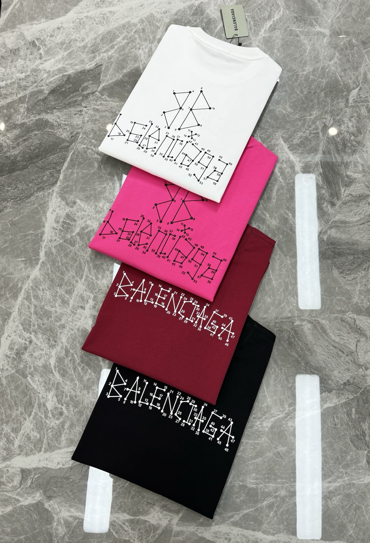 
        Balenciag*巴黎*新款T恤.25s男女同款！双面品牌字母哥特风字母印花设计.每