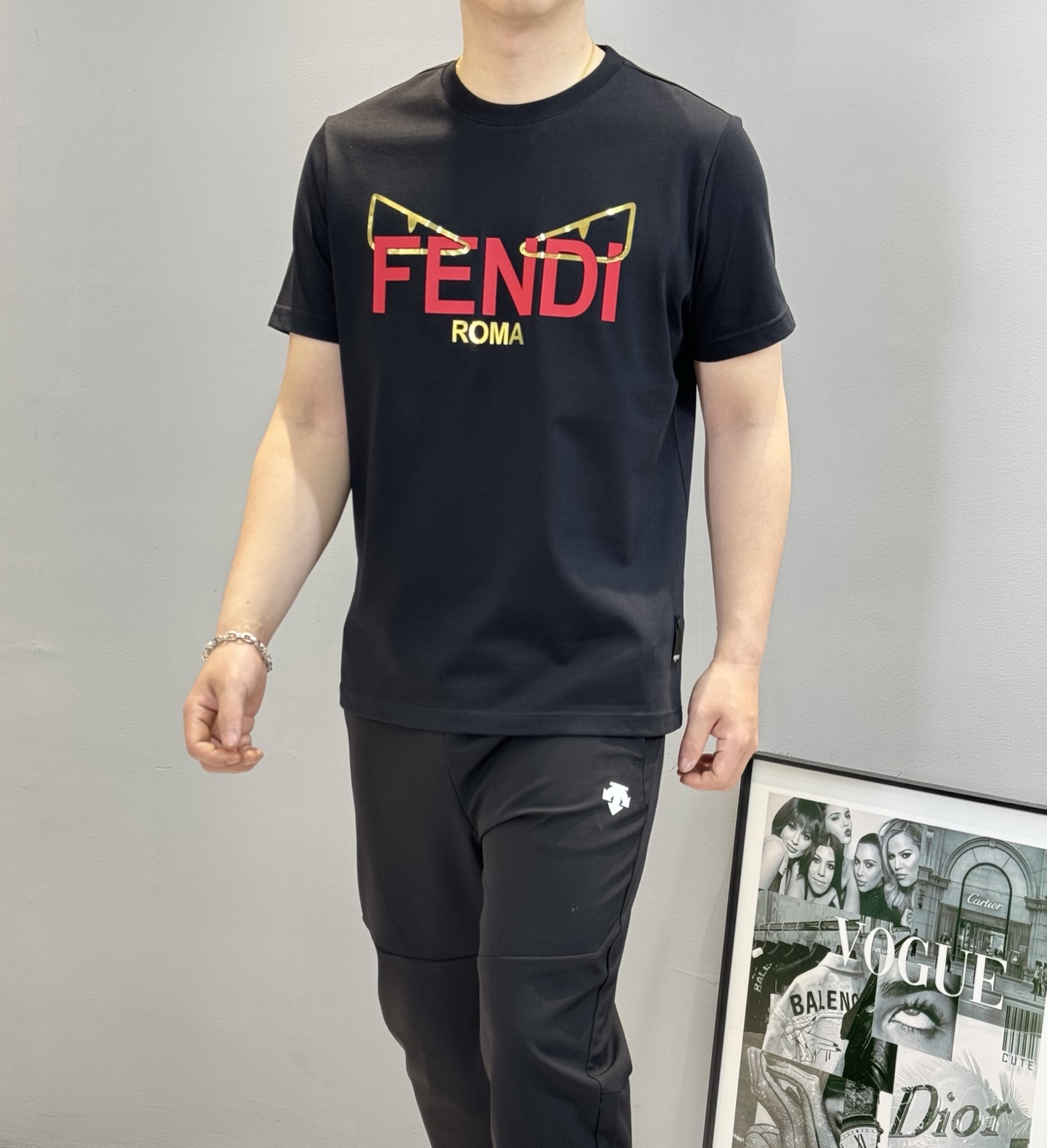 NO:134181,FEND*FenDi 25s spring and summer new round neck short sleeves. Simple and basic style!  The extremely classic monster shape is the highlight of the entire shape. The classic interpretation of FD. High-temperature hot painting superposition technology. High-quality 240g ice cotton cloth. Weaving technology is more textured than ordinary fabrics... The upper body is comfortable and soft. Regular cutting, the upper body is comfortable and not bloated and tight. The same style of sweet potatoes is recommended!  !  !  !  Color black, white, dark gray, code M-3XL fit style!  (S and 4xl can be customized) 175/140 jin recommended L, fendi, T-shirt, alexander wang19860909FEND*芬-迪25s春夏新款圆领短袖.简约基础款！极为经典小怪兽造型是整个造型的亮点.对于FD的经典演绎.高温烫画叠加工艺.优质240g冰棉布制成.机织技术 相比于普通面料更加富有质感....上身舒适柔软.常规裁剪,上身合体舒适不显臃肿与紧绷 红薯同款推荐！！！！颜色黑色.白色.深灰.码数M-3XL合身版型！（S和4xl可定做）175/140斤建议L,,fendi,T-shirt,alexander wang,Men's clothing