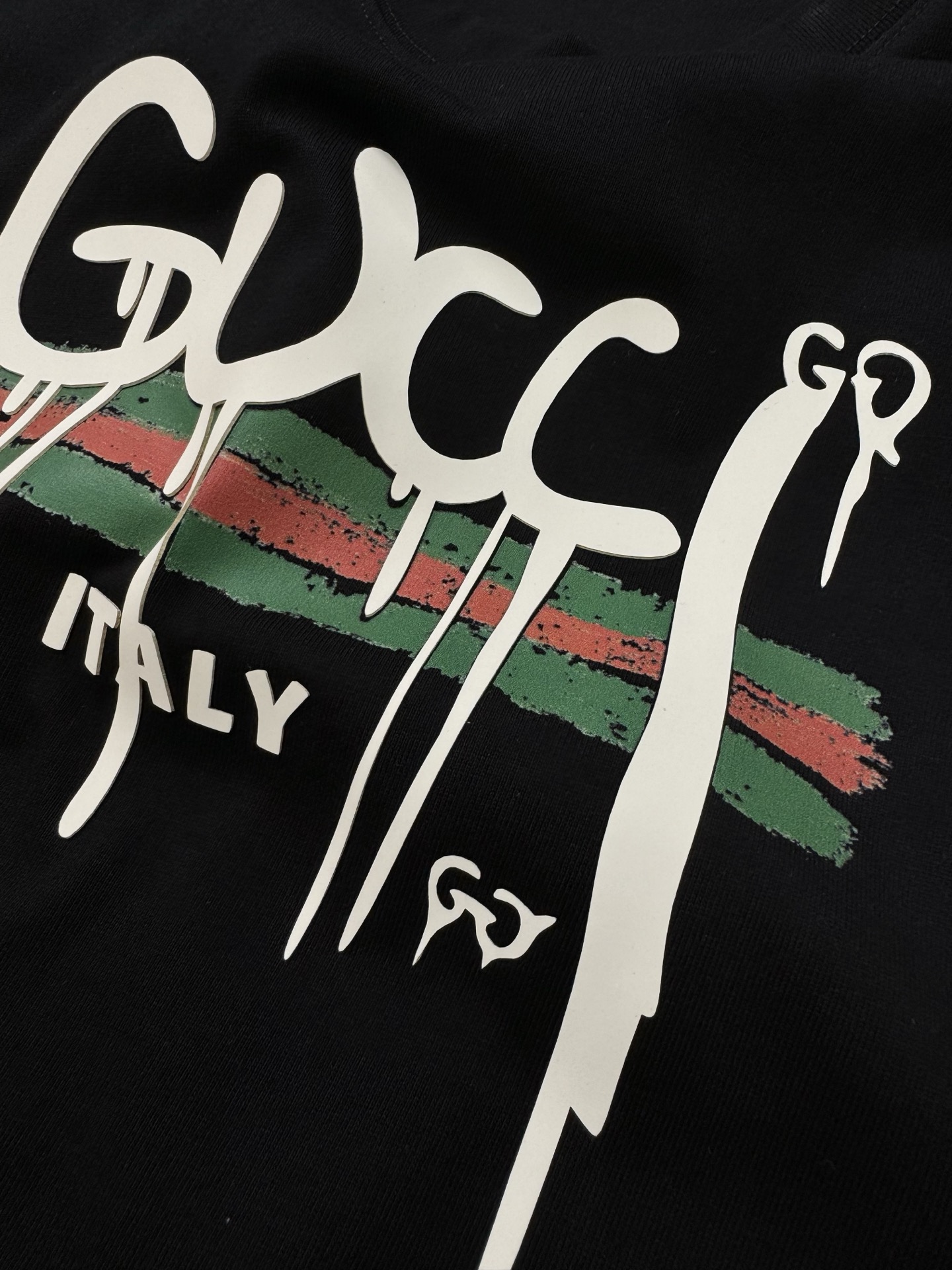 
        GUCC*潮牌25s新款圆领T恤.可搭配套装！男女同款～潮人必备！胸前定制品牌图形烫画