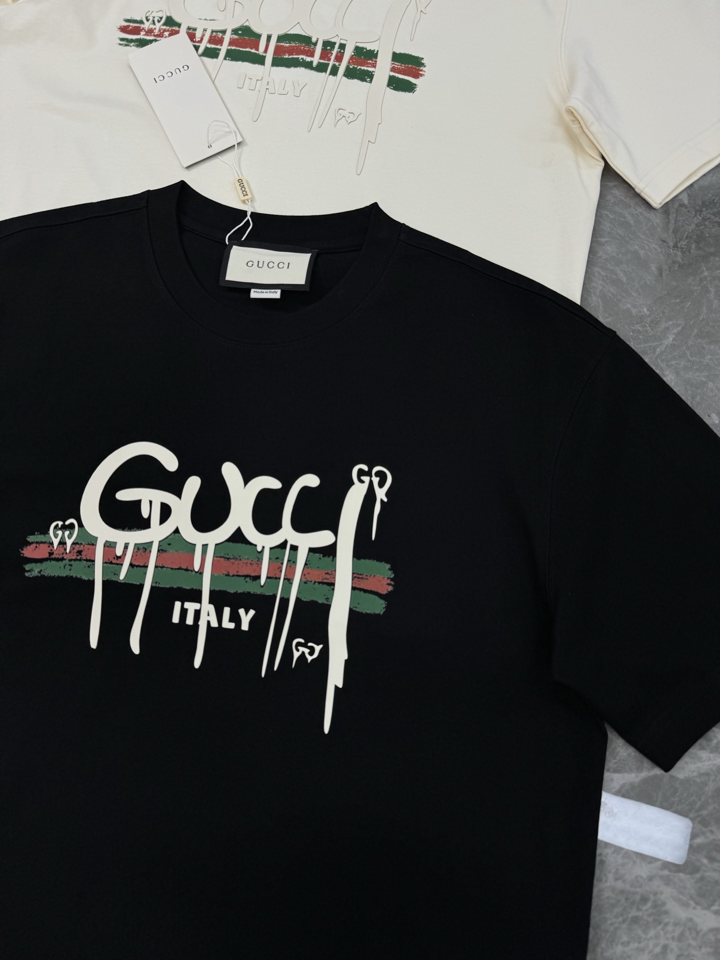 
        GUCC*潮牌25s新款圆领T恤.可搭配套装！男女同款～潮人必备！胸前定制品牌图形烫画