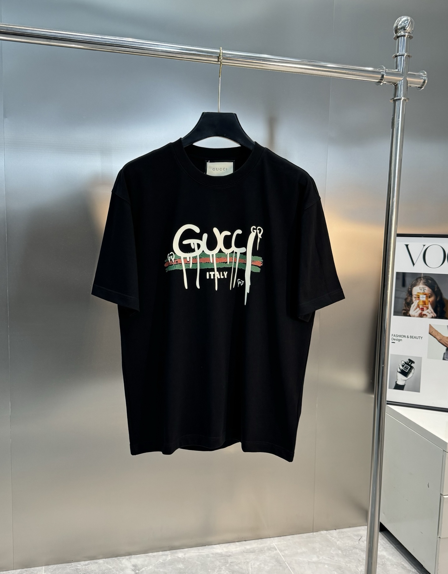 
        GUCC*潮牌25s新款圆领T恤.可搭配套装！男女同款～潮人必备！胸前定制品牌图形烫画
