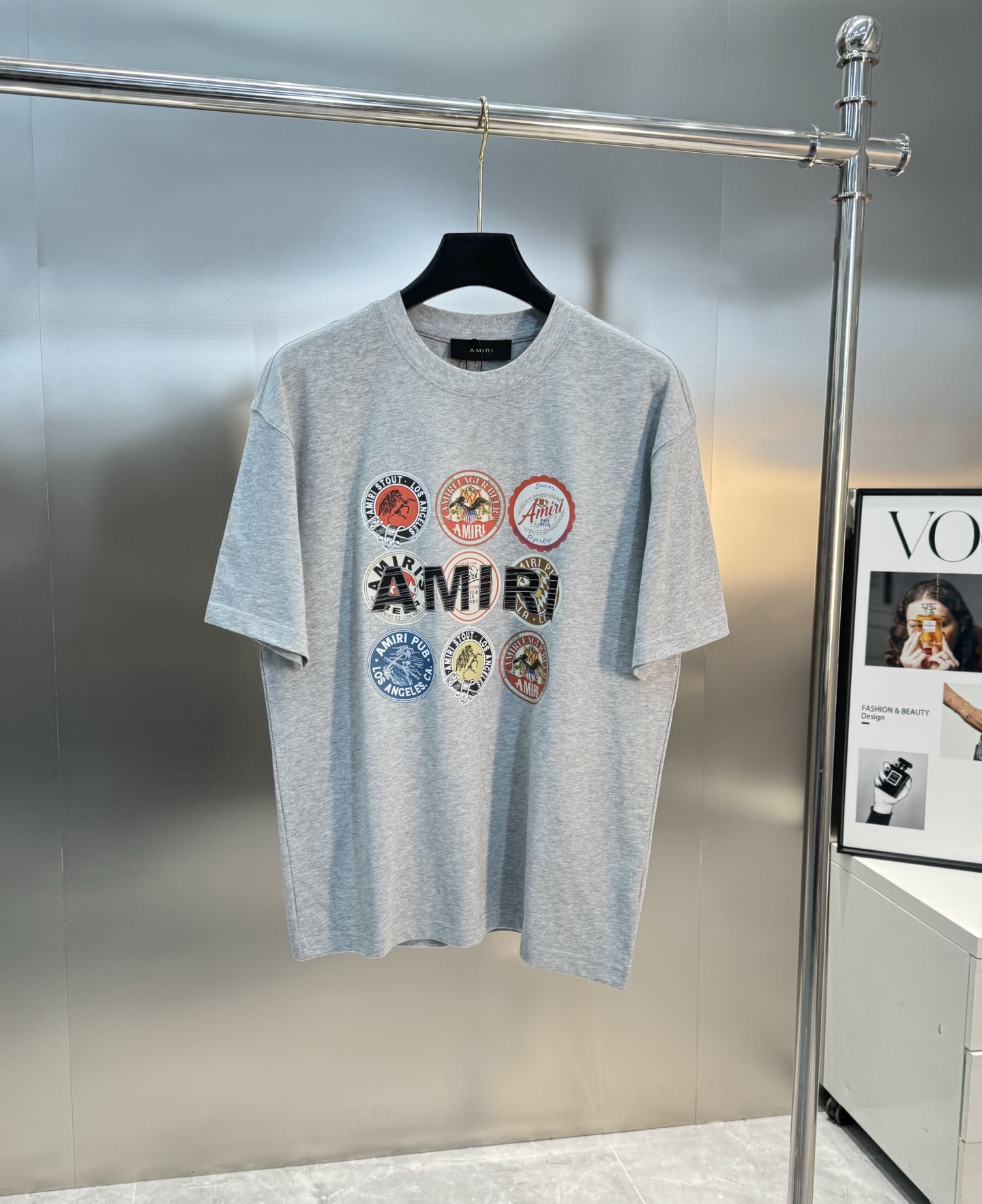 
        AMIRI*25s新款圆领T恤.男女同款！基础款字母印花.色彩层析分明.简单明了的理念