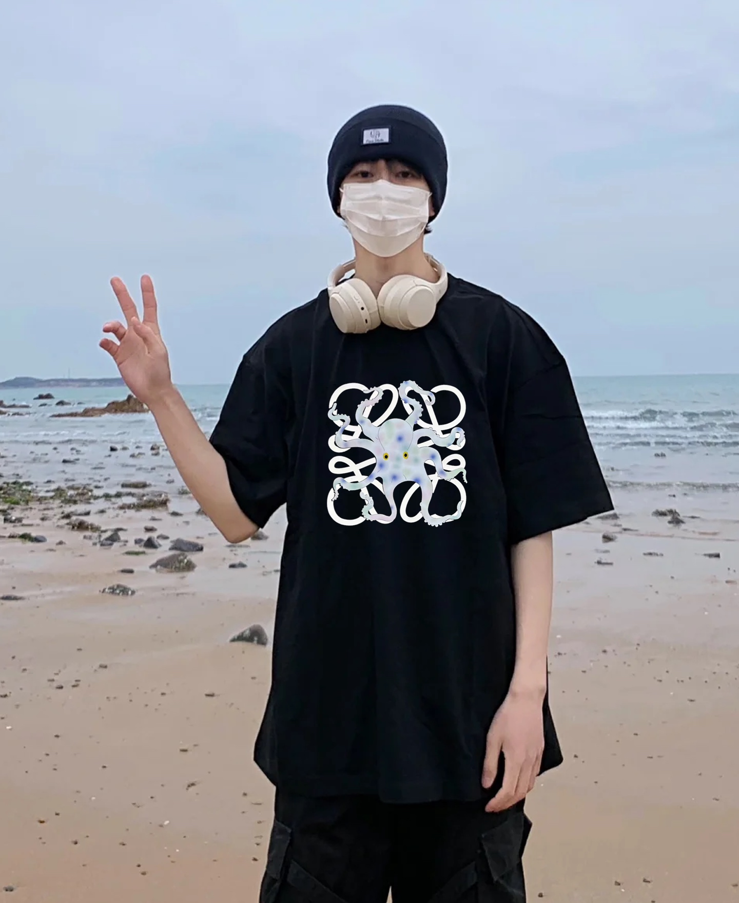 NO:162091,Loew*e Loew-Wei 25s new trendy brand T-shirt. The same style as men and women!  The latest octopus design. The Os version is not picky, and it is matched with 3D hot painting technology. The combination of double-layer technology is excellent in color and three-dimensionality!  Customized 280g pure cotton fabric. Excellent comfort and a handsome upper body!  Three-standard color black, white, Klein blue, S-3XL micro-expanded version!  (175/145 jin recommended L), loewe,loewe,tees,t-shirt,alexander wang19860909Loew*e 罗意-威25s新款潮牌T恤.男女同款！最新花型八爪鱼设计.os版型不挑人,搭配3D烫画工艺.双层工艺结合.色彩及立体感表现出色！订制280g纯棉面料.舒适度极佳,上身帅气十足！三标齐.颜色黑色.白色.克莱因蓝.码数S-3XL微扩版型！（175/145斤建议L）,,loewe,loewe,tees，t-shirt,alexander wang,Men's clothing