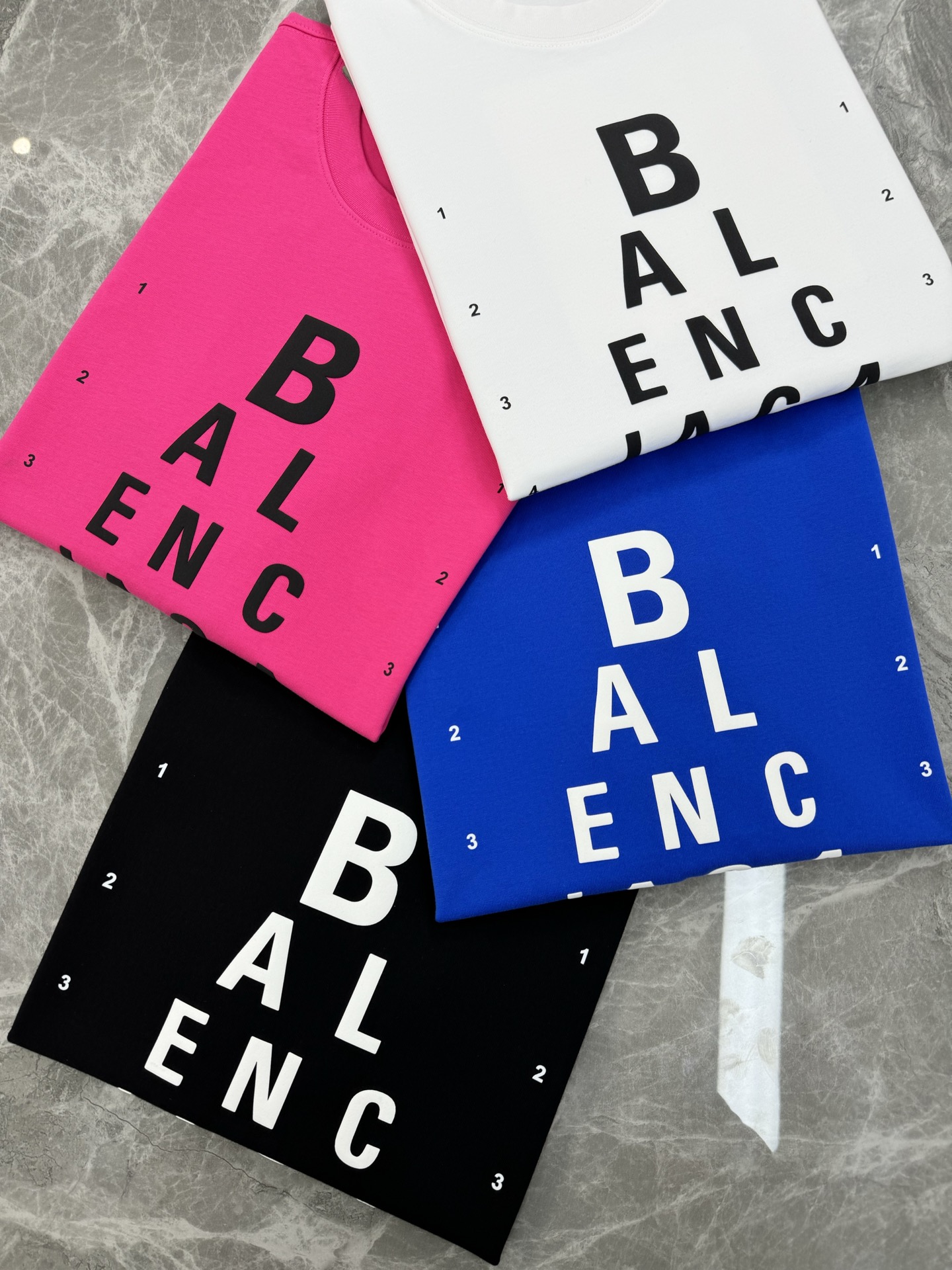 
 BALENCIAG*巴黎世*25s新款T恤.男女同款推荐！高克重300g纯棉面料，柔软舒适.透气吸汗