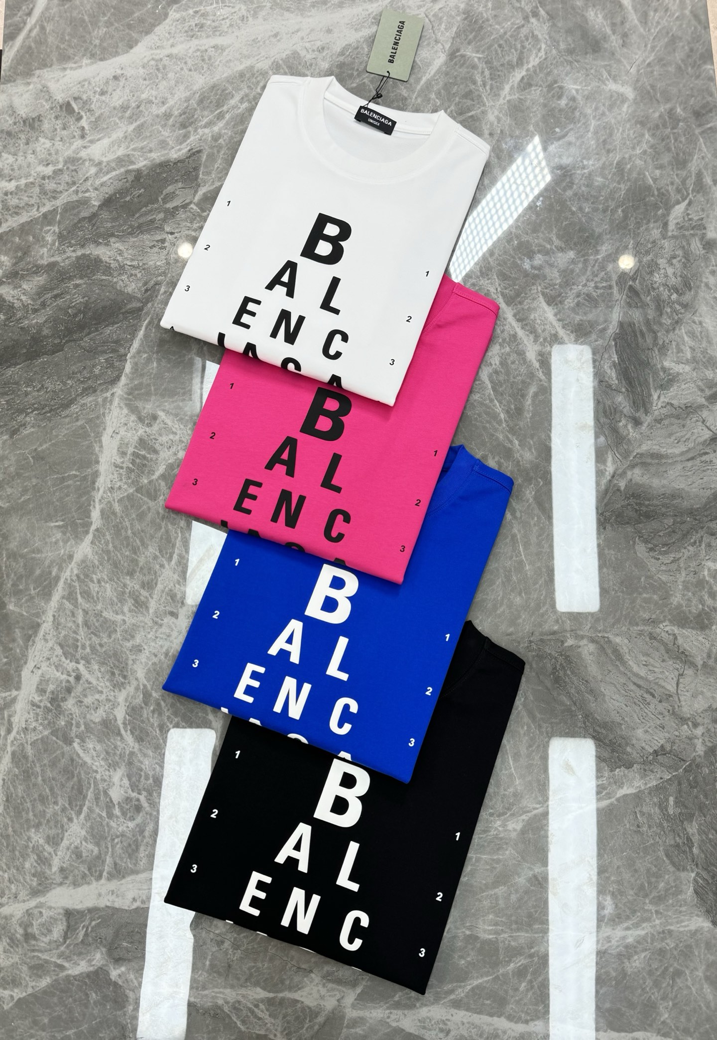 
 BALENCIAG*巴黎世*25s新款T恤.男女同款推荐！高克重300g纯棉面料，柔软舒适.透气吸汗