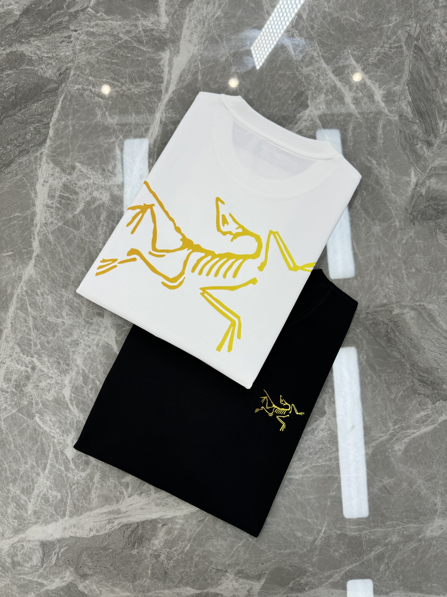 
ARC'TERY*始祖-鸟25s爆款推荐.男女同款！高品质高版本，此款胸前及后背Logo立体烫画设计.