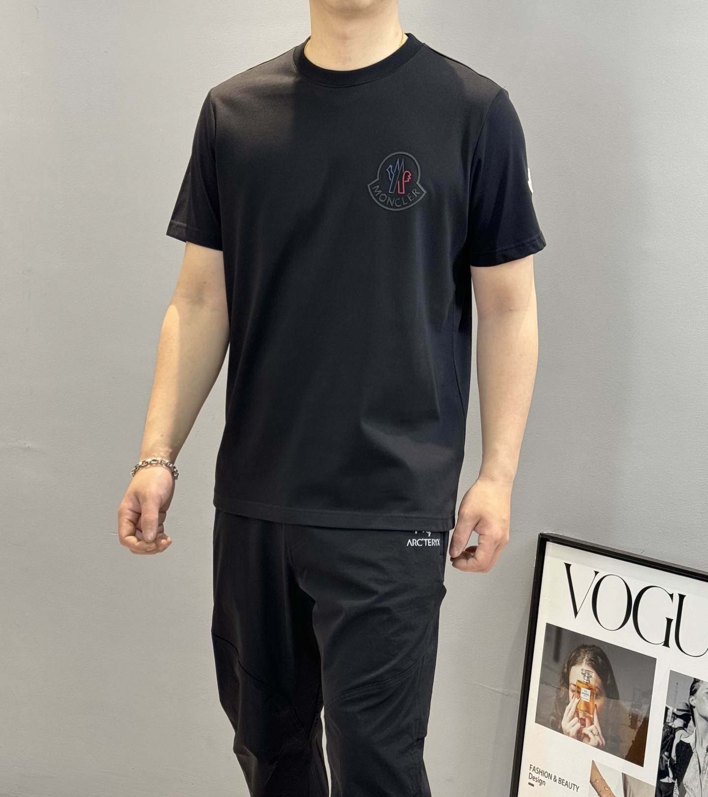 Moncle*蒙口25s春夏新款圆领短袖T恤.此款短TEE甄选240g冰棉面料，触感爽滑软糯，贴身穿着极