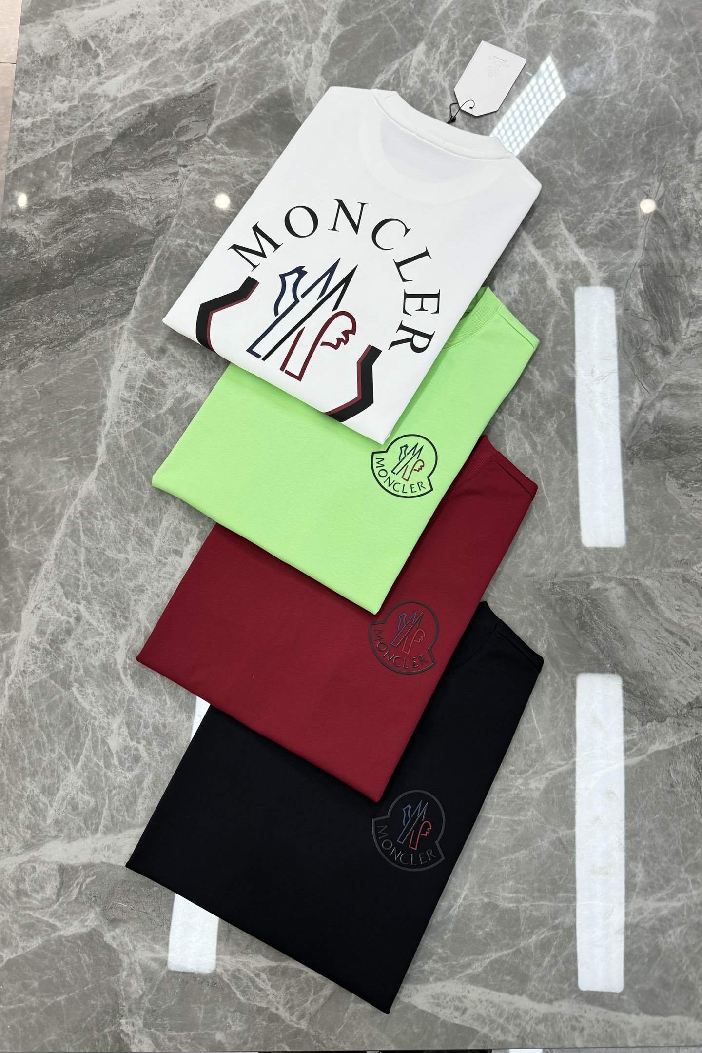 Moncle*蒙口25s春夏新款圆领短袖T恤.此款短TEE甄选240g冰棉面料，触感爽滑软糯，贴身穿着极