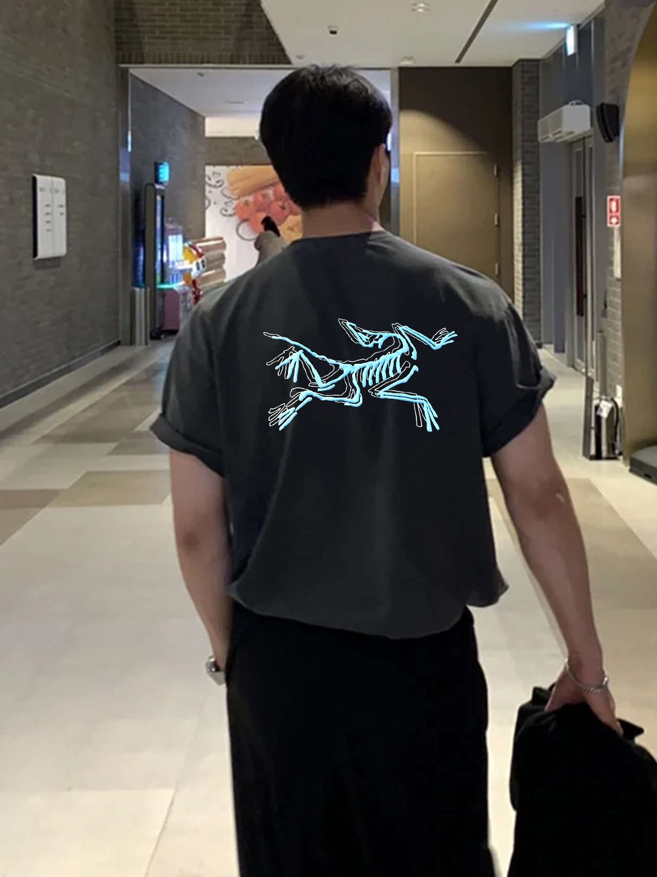 NO:123766,Arc'teryx's ancestor *bird new style T. Gaokeshi original single recommended. 25s same style for men and women!  Recommended popular products for Xiaohongshu. Contrast color matching. Direct-shot printing and layered design of back bone-shaped bird. Contrast color matching. Full of vitality. Customized high-quality 40 double-strand 300g heavy fabric. Comfortable and soft. Color black with rose red. Black with white. White. Gray. S-3XL micro-expanded version!  (/145 jin recommended L), alexander wang19860909Arc'teryx始祖*鸟新款T.高克重原单推荐.25s男女同款！小红书爆款推荐.撞色搭配.后背化骨鸟直喷印花叠层设计.撞色色彩搭配.活力满满.订制优质40支双股300g重面料.舒适柔软.颜色黑配玫红.黑配白.白色.灰色.码数S-3XL微扩版型！（/145斤建议L）,,alexander wang,Men's clothing