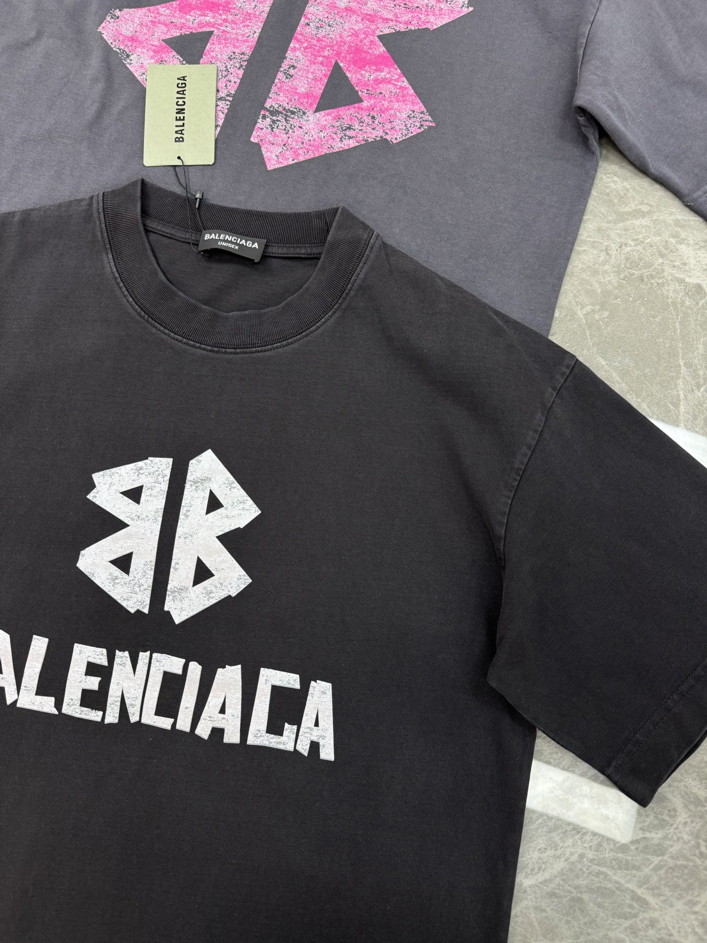 
balenciag*巴黎25s新款圆领T恤.重水洗潮牌T恤！男女同款～不同工艺呈现不一样的视觉感受，立