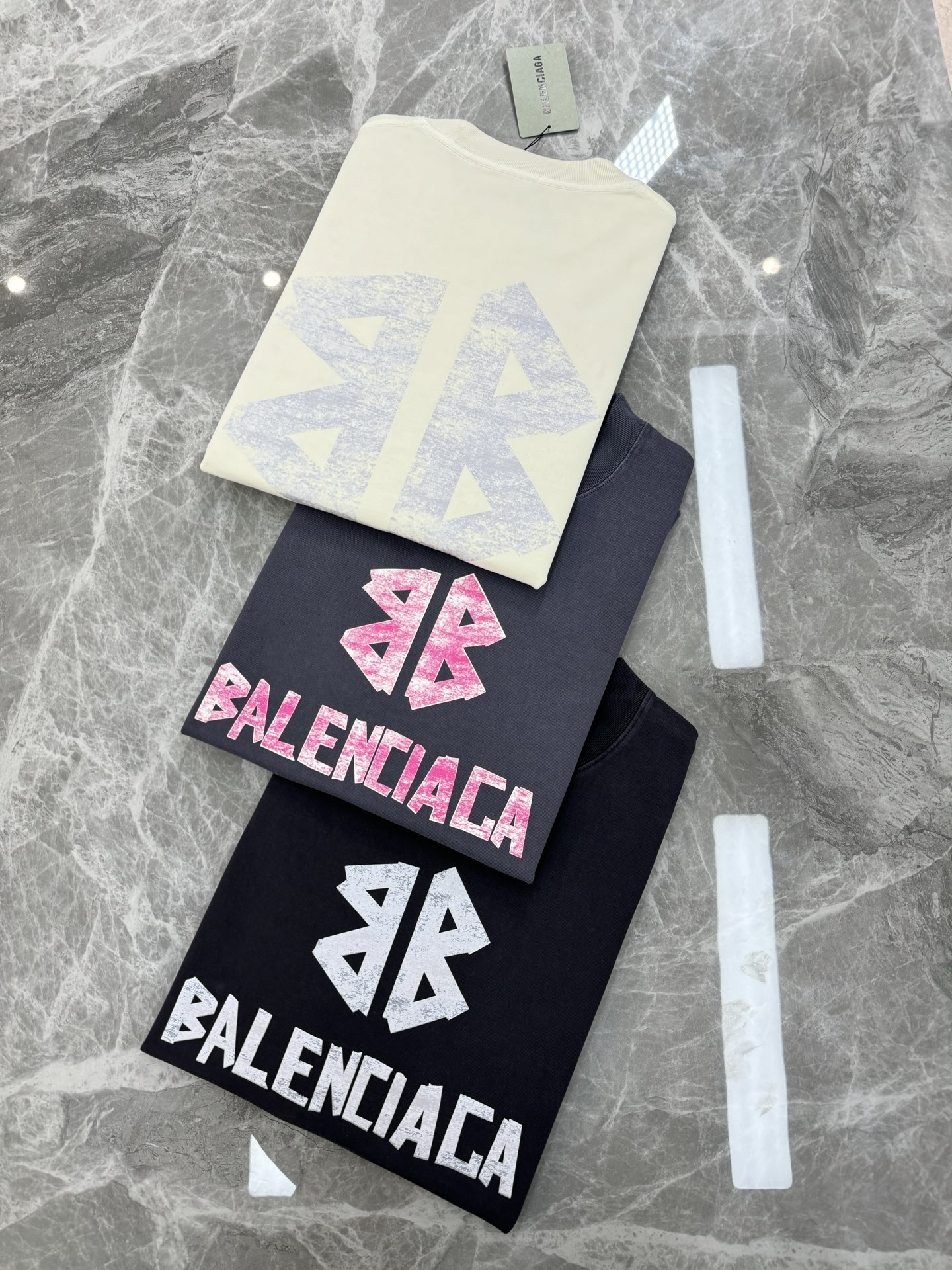 
balenciag*巴黎25s新款圆领T恤.重水洗潮牌T恤！男女同款～不同工艺呈现不一样的视觉感受，立