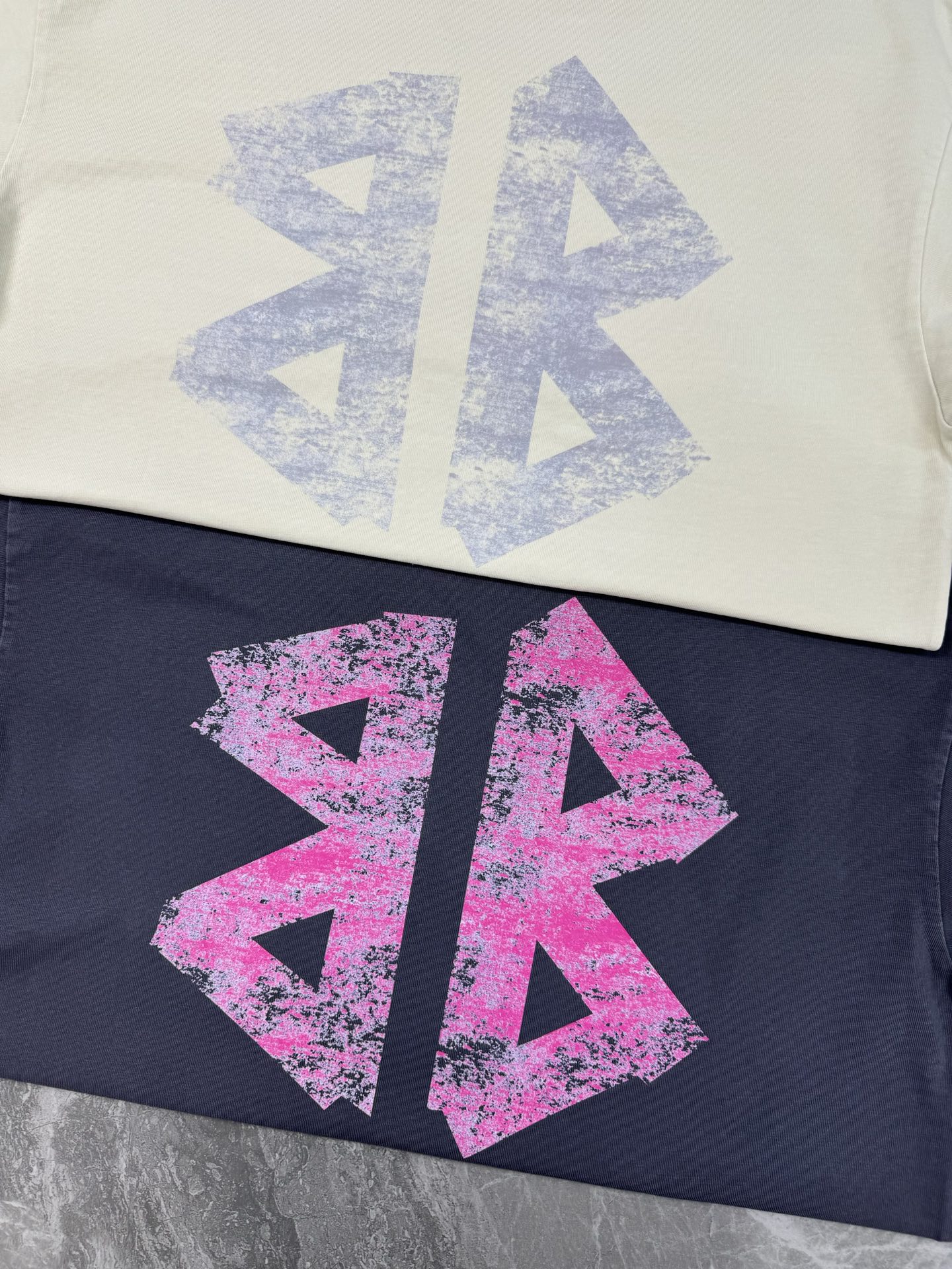 
balenciag*巴黎25s新款圆领T恤.重水洗潮牌T恤！男女同款～不同工艺呈现不一样的视觉感受，立