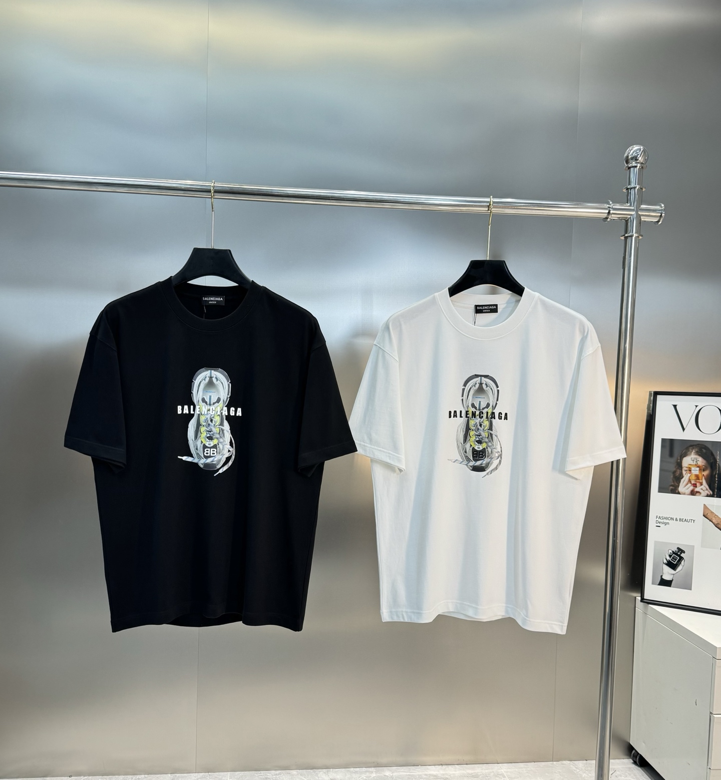 
Balenciag*巴黎*新款T恤.25S男女同款！胸前巴黎世家老爹鞋立体印花设计.每个颜色搭配都是不