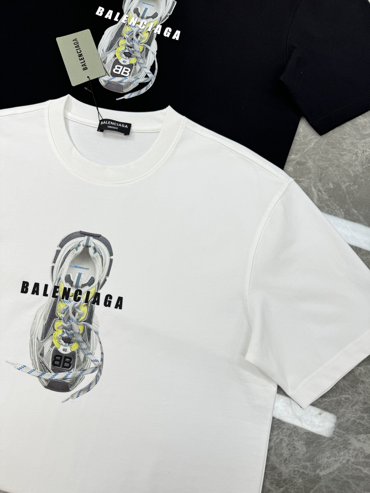 
Balenciag*巴黎*新款T恤.25S男女同款！胸前巴黎世家老爹鞋立体印花设计.每个颜色搭配都是不