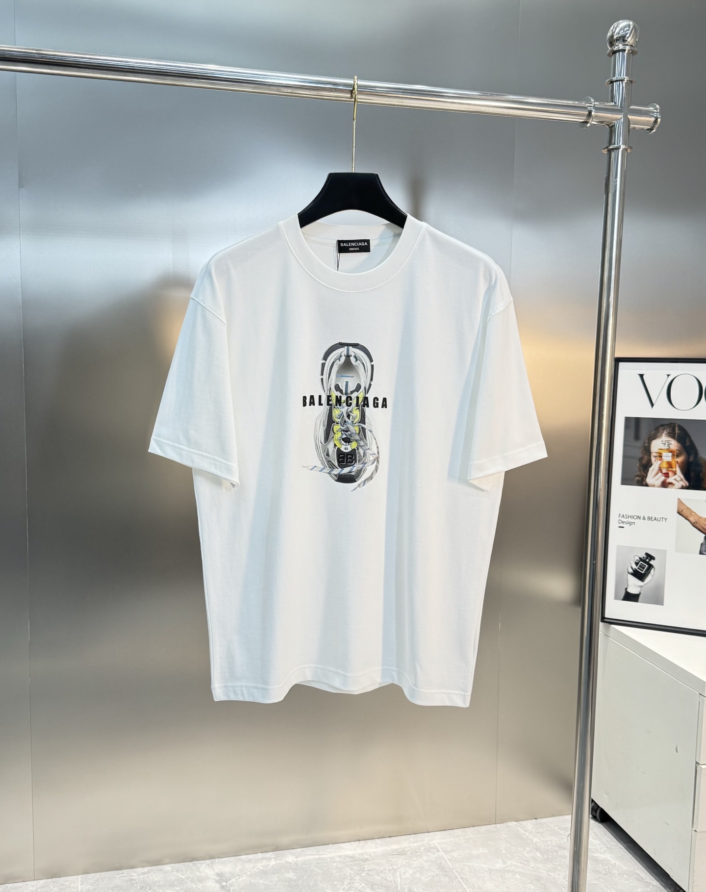 
Balenciag*巴黎*新款T恤.25S男女同款！胸前巴黎世家老爹鞋立体印花设计.每个颜色搭配都是不