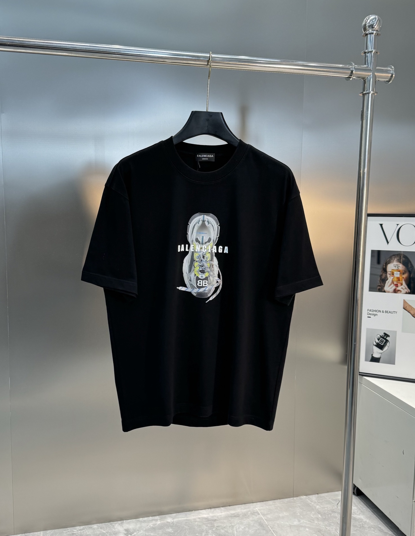 
Balenciag*巴黎*新款T恤.25S男女同款！胸前巴黎世家老爹鞋立体印花设计.每个颜色搭配都是不