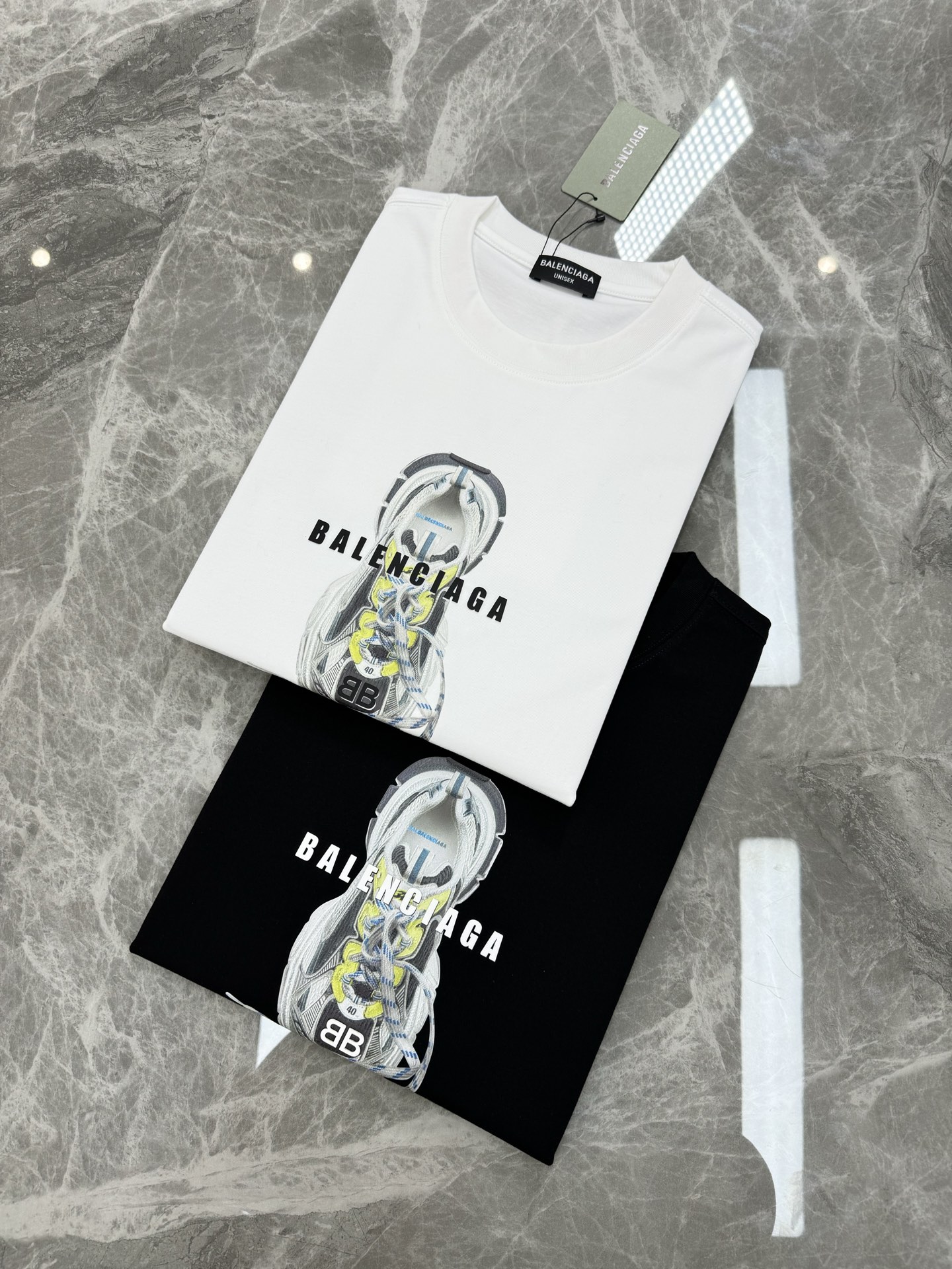
Balenciag*巴黎*新款T恤.25S男女同款！胸前巴黎世家老爹鞋立体印花设计.每个颜色搭配都是不