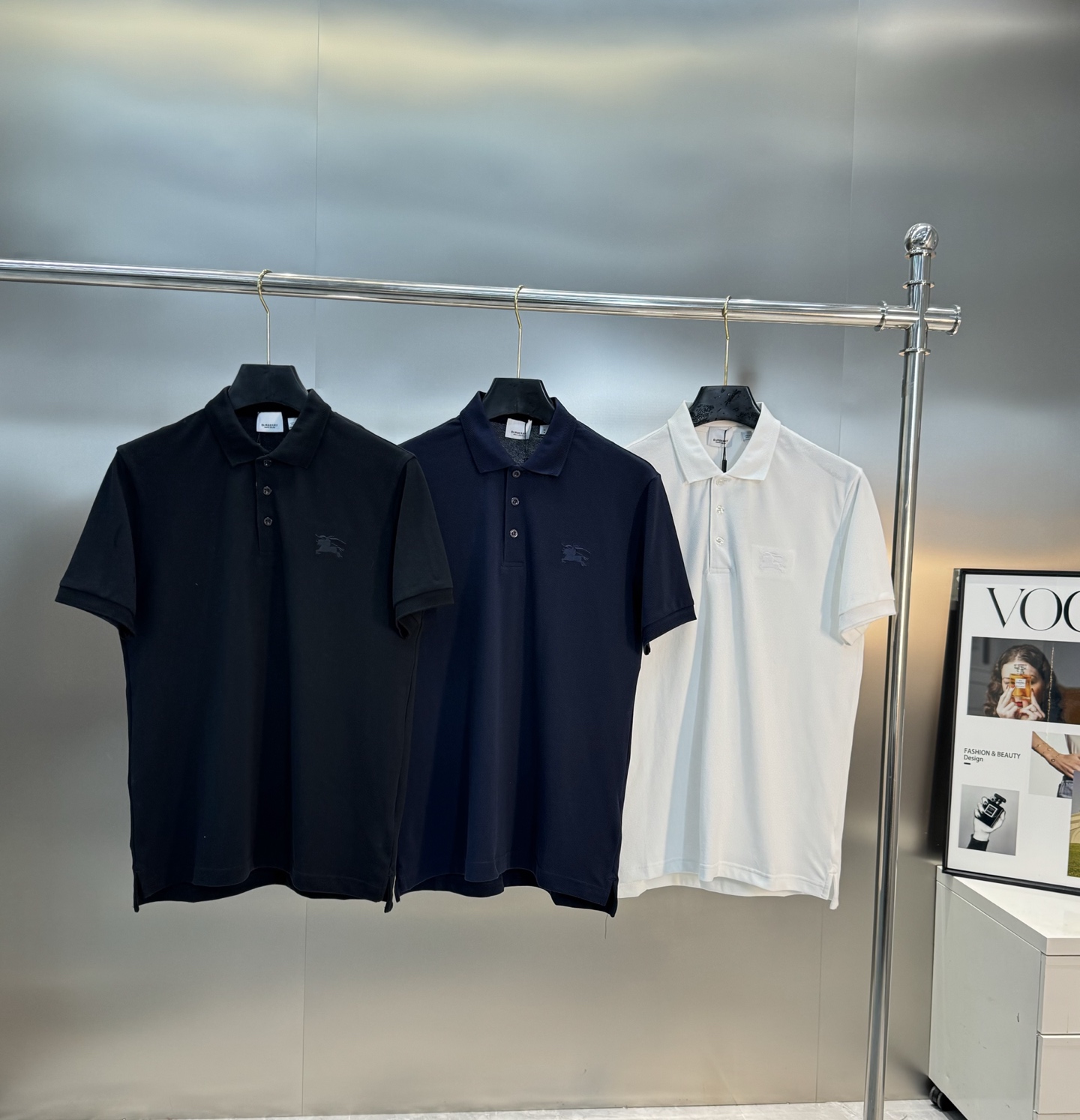 NO:123805,BBR/Burberry's classic war horse series Polo shirt!  Embroidery design decorative short-sleeved Polo shirts. Trading company high-end boutique channel orders. OEM factory shipment!  The high-end bead flooring cotton is selected with neat and orderly lines, full grains, breathable and comfortable upper body. The texture is delicate, silky, crisp and stylish. The texture is full of the screen. The three-button half-balm lapel design is designed with classic B-club plaids and is simple and elegant. The chest embroidered war horse decoration continues the brand's consistent classic risk style. The slim tailoring technology creates a young daily outfit!  Elegant and bright colors are renewed and energetic, interpreting the essence of B's ​​casual and fashionable style... The king of light business and casual versatility!  The eternal and unchanging fine work is worth owning!  All hardware is customized for customers!  Three standards are in line!  Color black, white, dark blue. Size M-XXL (175/145 jin recommended L), burberry, T-shirt, alexander wang19860909BBR/巴宝莉家 经典款战马系列Polo衫！刺绣设计装饰短袖Polo衫.贸易公司高端精品渠道订单.代工厂出货！ 臻选高端珠地棉,走线整齐有序,颗粒饱满、上身透气舒适.质地细腻丝滑、挺括有型.质感满屏.三粒扣半门襟翻领设计,搭配经典B家格子至简大气. 胸前刺绣战马装饰,延续品牌一贯的经典风险格.合体修身的剪裁工艺,打造出年轻态的日常穿搭之选！优雅明快色调焕新活力,诠释B家休闲时尚风格之精髓….轻商务休闲百搭之王！永恒不变的精品之作值得拥有！ 五金均为客供定制！三标齐！ 颜色黑色.白色.深蓝色. 尺码M—XXL（175/145斤建议L）,,burberry,T-shirt,alexander wang,Men's clothing