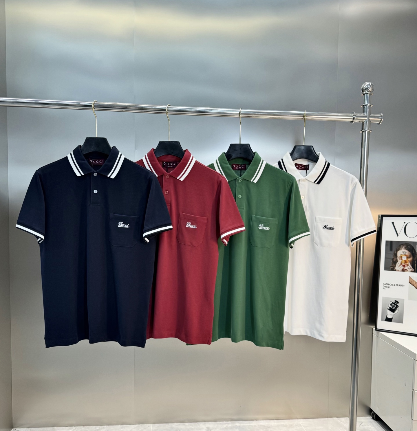 NO:123803,Gucc*25s classic lapel polo. The same style as men and women!  Recommended in the original order!  This pure cotton Polo shirt uses a bright contrast collar, which pays tribute to Gucci's long-standing design heritage. High gram weight 330g bead floor cotton. The fabric is soft and comfortable!  Color white, navy blue, red, green, code number M-2XL (175/145 jin recommended L), gucci, alexander wang19860909Gucc*25s经典翻领polo.男女同款！原单推荐！这款纯棉Polo衫采用亮眼的撞色衣领,以此致敬Gucci悠久的设计传承.高克重330g珠地棉.面料柔软贴身舒适！颜色白色.藏蓝色.红色.绿色.码数M-2XL（175/145斤建议L）,,gucci,alexander wang,Men's clothing