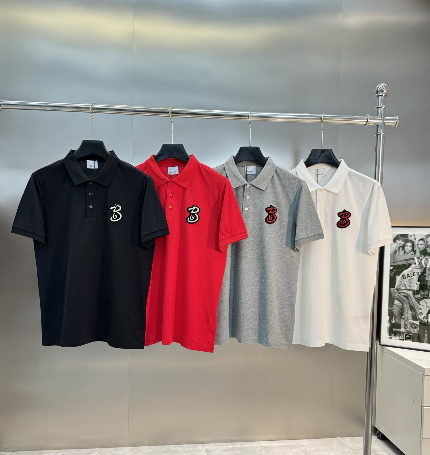 NO:123783,BBR* Burberry 25s Summer Men's Leisure POLO. The logo is created with the latest vivid colors!  !  The 3D embroidery on the chest creates a lively and interesting brand power. It makes the brand more eye-catching and specifications, and has inexplicable attractiveness. It makes people unforgettable at first sight. It is a very thoughtful design... The upper body performance of this model is also so outstanding and superior, and it naturally presents that fashionable style. It is made of 100% mercerized bead floor cotton. It is comfortable and refreshing and very youthful and age-reducing, and has the effect of youthful vitality. Fans must enter the product!  Color white, black, big red, flower gray, code number M-3XL (S and 4XL can be customized) / 140 jin recommended L, burberry, alexander wang19860909BBR*巴宝莉25s夏季男士休闲POLO.采用最新的鲜活色彩打造的标识！！胸口3D刺绣打造灵动生趣的品牌力量.让品牌更具看点与规格,有着莫名的吸引力让人一眼看过无法忘怀,很走心的一种设计...此款的上身性能也是如此的出色跟优越,自然而然呈现那种时髦风采,采用百分百丝光珠地棉材质.舒适清爽并且十分的青春减龄,具备那种年轻活力的效果.粉丝必入产物！颜色白色.黑色.大红.花灰.码数M-3XL（S和4XL可订做）/140斤建议L,,burberry,alexander wang,Men's clothing