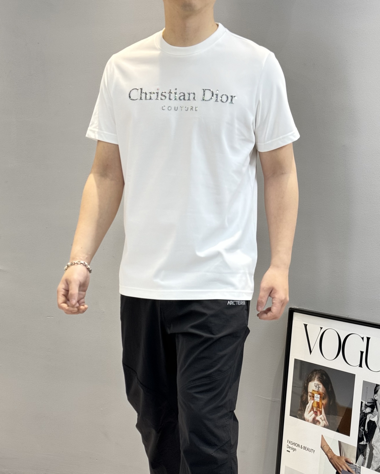 NO:123789,Christian dio*r Di-Ao 25s new round neck short-sleeved T-shirt, basic net version will make you unforgettable!  This short TEE is selected as a 240g high-woven cotton fabric, which has a smooth and soft touch, and is extremely comfortable and skin-friendly when worn close to the body!  The brand letter hot painting design on the chest of the clothes and the superposition process of the ironing diamond make it more fashionable, high-end and standardized!  The basic style and cut of slim fit. Three standards are in line!  Color black, white, sky blue, color green, lilac, code number M-3XL slim fit style!  (S and 4XL.5XL can be customized) 175/140 jin recommended L, dior, T-shirt, tees, t-shirt, alexander wang19860909Christian dio*r迪-奥25s新款圆领短袖T恤,基础款净版让你过目难忘！此款短TEE甄选240g高织棉面料,触感爽滑软糯,贴身穿着极致舒适亲肤！衣身胸前品牌字母烫画设计.烫钻叠加工艺.使得更时尚.高级与规格感更是无需多言！修身合体的基础版型裁剪.三标齐！颜色黑色.白色.天蓝.彩绿.淡紫.码数M-3XL修身版型！（S和4XL.5XL可定做）175/140斤建议L,,dior,T-shirt,tees，t-shirt,alexander wang,Men's clothing