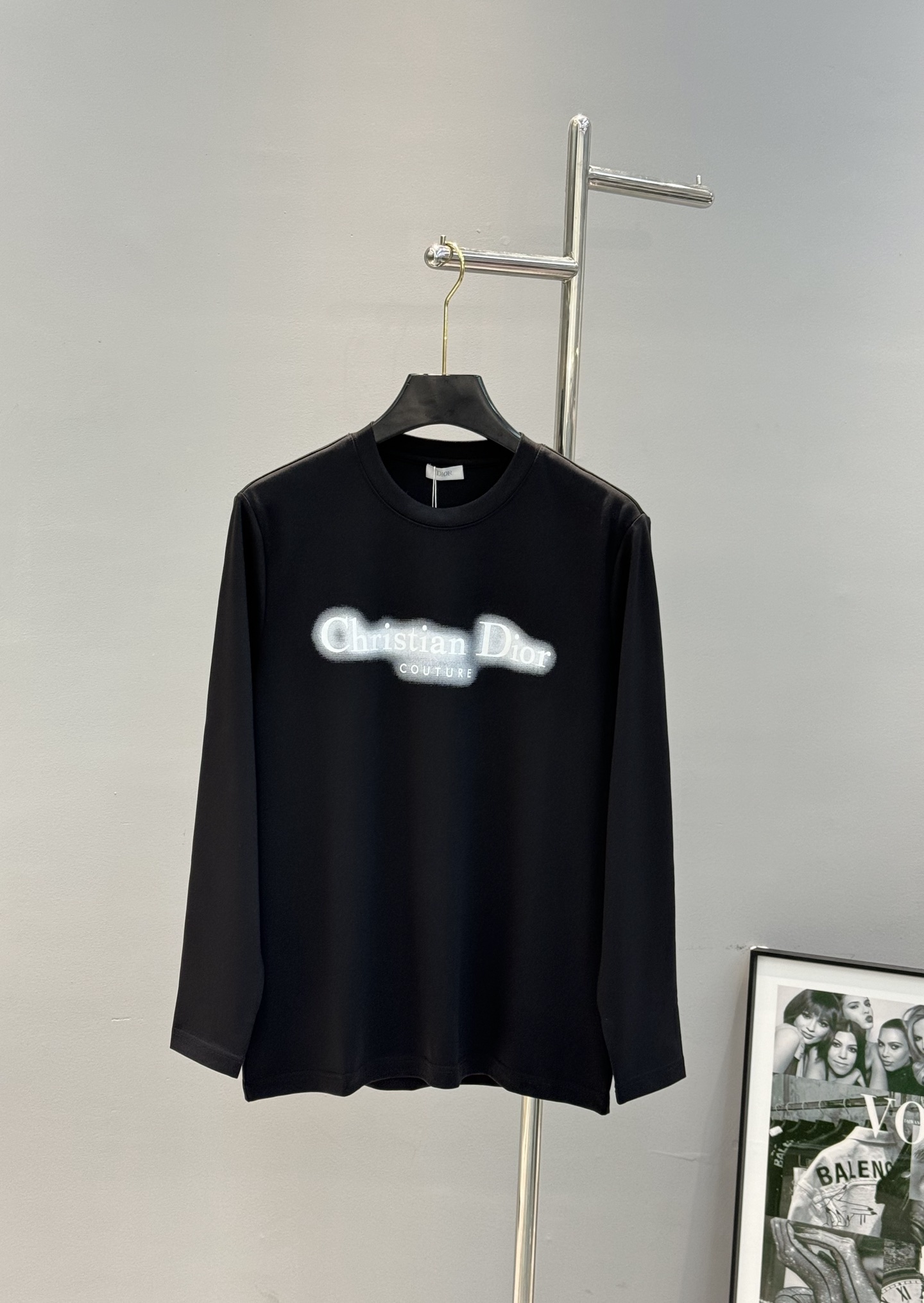 NO:123811,Dio*r Dio 24s men's new modal long-sleeved T-shirt. Produced by OEM!  !  This base shirt is framed with the basic style. The chest is exquisite 3D letters are three-dimensional and hot. The details play a crucial role in the overall matching, adding a lot of eye-catching. It is as perfect as the finishing touch. The pattern is very three-dimensional and stylish. It uses 300 grams of modal combed cotton fabric. The upper body is comfortable and skin-friendly, and the warmth performance is also very excellent. A basic base shirt that can be controlled by both men and women. It is a fashionable expert with versatile hidden flesh. It is highly recommended to you. New and old customers must-have styles!  The color is black and white. The black and blue. The size M-3XL slim fit style!  (S and 4XL can be customized) 175/140 jin recommended L, dior, tees, t-shirt, alexander wang19860909Dio*r迪-奥24s男士新款莫代尔长袖T恤.代工出品！！此款打底衫以基础的版型为框架.胸口精致3D字母立体烫画.细节为整体搭配起到至关重要的作用,增添了不少吸睛度,犹如画龙点睛般完美,图案非常立体有型,采用300克莫代尔精梳棉面料,上身穿着舒适亲肤,保暖性能也是相当卓越 男女都可驾驭的基础款打底衫,藏肉百搭的时尚小能手,强烈推荐给你们,新老客户必入款式！颜色黑色配白.黑色配蓝.白色.码数M-3XL修身版型！（S和4XL可定做）175/140斤建议L,,dior,tees，t-shirt,alexander wang,Men's clothing