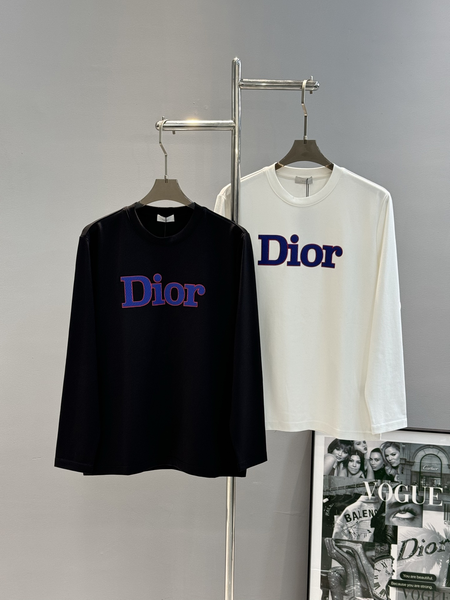 NO:123814,DIO*R Di-Ao 24s new modaine long-sleeved T-shirt. Classic pin embroidered style!  Strong drape!  The texture is perfect!  With the slim tailoring design, you will be clean and neat!  Fashionable and beautiful!  The neckline uses official custom threads, and the workmanship is very exquisite!  Excellent style effect!  And it has super breathable performance!  The latest big-name joint push!  It can be easily controlled at any age. It is a must-have item in men's wardrobe. Three-standard. Customized 300g modal fabric. Comfortable, soft, warm, three-dimensional and hot pictures are full of texture. Color white and black. Number of M-3XL slim fit (S and 4Xl can be customized) 175/140 jin. L, dior, tees, t-shirt, alexander wang19860909DIO*R迪-奥24s新款莫代额长袖T恤.经典别针绣花款式！悬垂感强！手感质感都极完美！加上修身的裁剪设计,让你干净利落！时尚又好看！领口采用官方定制螺纹,做工非常精致！版型效果超赞！而且透气性能超强！最新大牌联名推送！任何年龄阶段都可轻松驾驭,男士衣橱里必备的单品.三标齐.订制300g莫代尔面料.舒适柔软保暖立体烫画质感满满.颜色白色.黑色.码数M-3XL修身版型（S和4Xl可订做）175/140斤建议L,,dior,tees，t-shirt,alexander wang,Men's clothing