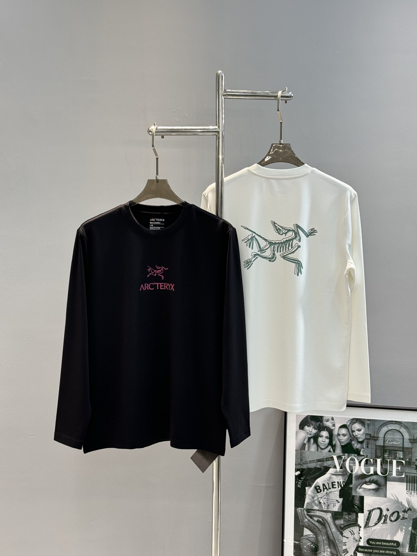 NO:123799,ARC'TERY* Original - Bird 24s thickened modal new long-sleeved T-shirt. Chest bird three-dimensional shape and hot painting technology. The colors are clear and impeccable!  Simple and high-end. The iconic feature of daily clothing.. This item is versatile in style, with 300 modal fabric. Super soft and skin-friendly and comfortable!  Super warm!  It is fashionable and easy to wear. It is very nice to wear. The color is black and white. The size M-3XL slim fit style!  (S and 4XL can be customized) 175/140 jin recommended L, tees, t-shirt, alexander wang19860909ARC'TERY*始祖-鸟24s加厚莫代尔新款长袖T恤.胸口鸟立体造型烫画工艺.色彩层次分明.无可挑剔！简单高级.日常服饰的标志性特征..这款单品风格百搭,300莫代尔面料.超级柔软.亲肤舒适！超级保暖！洋气又好穿单单品.单穿搭配都很nice～颜色黑色.白色.码数M-3XL修身版型！（S和4XL可订做）175/140斤建议L,,tees，t-shirt,alexander wang,Men's clothing