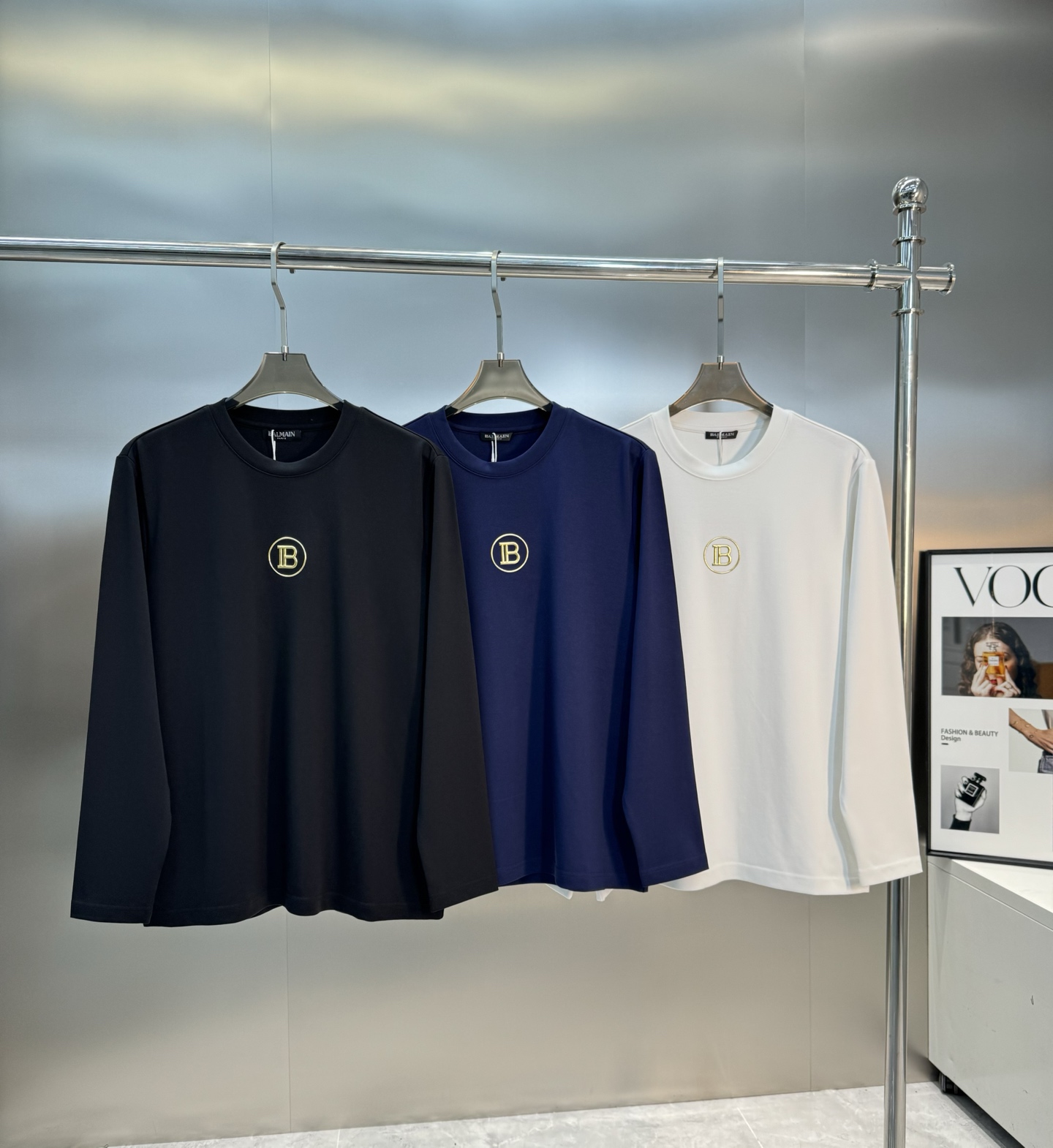 NO:123808,BALMAIN* Balmain 24s new modal T-shirt. The leading figure in the basic style. Classic brand letters on the chest 3D three-dimensional high-circular wave craftsmanship hot painting!  High temperature fixed embossing. Clean, refreshing, simple and generous. Recommended products for unlimited age [Fireworks] regular version!  Successful style Customized 300g modal comb fabric, excellent fabric, natural and high-end!  !  !  The surface is smooth and skin-friendly, and it is as comfortable as a baby!  Color black, white, dark blue, code number M-3XL slim fit style!  (S and 4Xl can be customized) 175/140 jin recommended L, balmain, balmain, tees, t-shirt, alexander wang19860909BALMAIN*巴尔曼24s新款莫代尔T恤.基础款的领军人物.胸口经典品牌字母3D立体高周波工艺烫画！高温定型压花.干净清爽简单大方.不限年龄的单品推荐[烟花]常规版型！干练的款式 定制客供300克莫代尔梳面料,上乘面料,自然高级！！！表面亲肤顺滑,贴身如婴儿般舒适！颜色黑色.白色.深蓝.码数M-3XL修身版型！（S和4Xl可订做）175/140斤建议L,,balmain,balmain,tees，t-shirt,alexander wang,Men's clothing