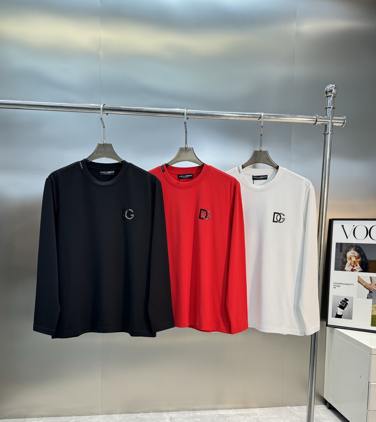 NO:123810,D&G Dolce & Gabbana*24s new modal long-sleeved T-shirt. Classic letters DG graphic three-dimensional hot painting design. Black diamond silver diamond high-temperature hot painting double-layer three-dimensional craftsmanship is fashionable and beautiful!  The high-grough weight is 300g modal cotton fabric, soft, delicate and skin-friendly. It is comfortable and easy to control. The color combination is the best picture!  Color black, white, big red, code M-3XL slim fit style!  (S and 4XL can be customized) 175/140 jin recommended L, Dolce & Gabbana, Dolce & Gabbana, Dolce & Gabbana, tees, t-shirt, alexander wang19860909D&G杜嘉班纳*24s新款莫代尔长袖T恤.经典字母DG图形立体烫画设计.黑钻银钻高温烫画双层立体工艺时尚好看！高克重300g莫代尔棉面料,柔软细腻亲肤感好.上身舒适.轻松驾驭..色彩搭配随意上身即是最好的画面！颜色黑色.白色.大红.码数M-3XL修身版型！（S和4XL可定做）175/140斤建议L,,Dolce&Gabbana,Dolce&Gabbana,Dolce&Gabbana,tees，t-shirt,alexander wang,Men's clothing