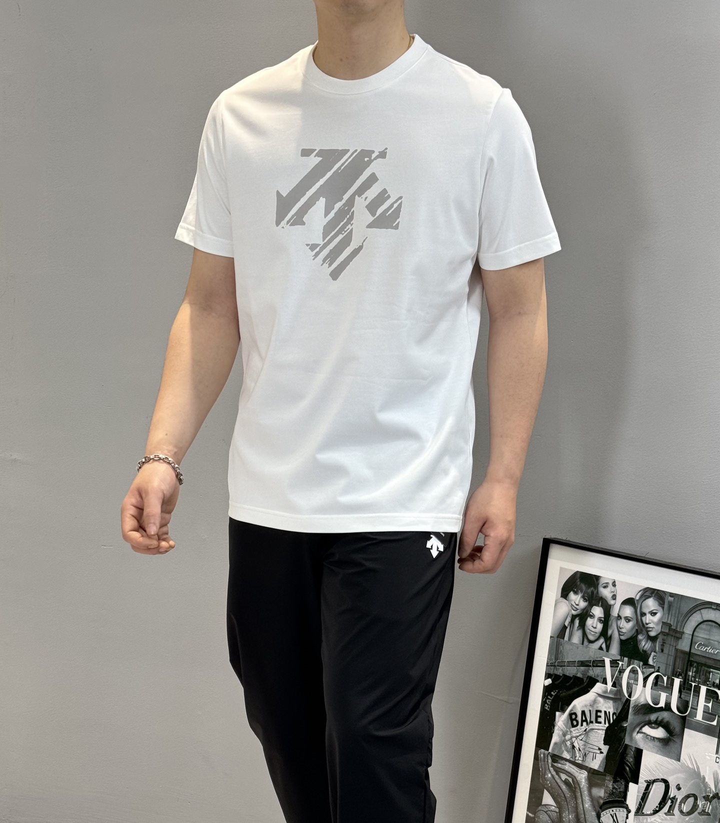 NO:123787,DESCENT*Disan-Te new product.25s new model for men and women!  Recommended solid color!  Classic logo on the chest. 3D hot painting design. Simple and high-end. Excellent texture and breathable. It is unforgettable!  Customized high-quality 240g high-woven cotton fabric. Comfortable and soft. Color black. White. Encore red. Bean green. Size M-3XL. Fit style!  (S and 4XL.5XL can be customized) 175/140 jin recommended L, alexander wang19860909DESCENT*迪桑-特新品.25s新款男女同款！纯色系推荐！胸口经典标识.3D烫画设计.简单高级.质感极好舒适又透气.让人过目难忘！订制优质240g高织棉面料.舒适柔软.颜色黑色.白色.安可拉红.豆绿.码数M-3XL.合身版型！（S和4XL.5XL可定做）175/140斤建议L,,alexander wang,Men's clothing