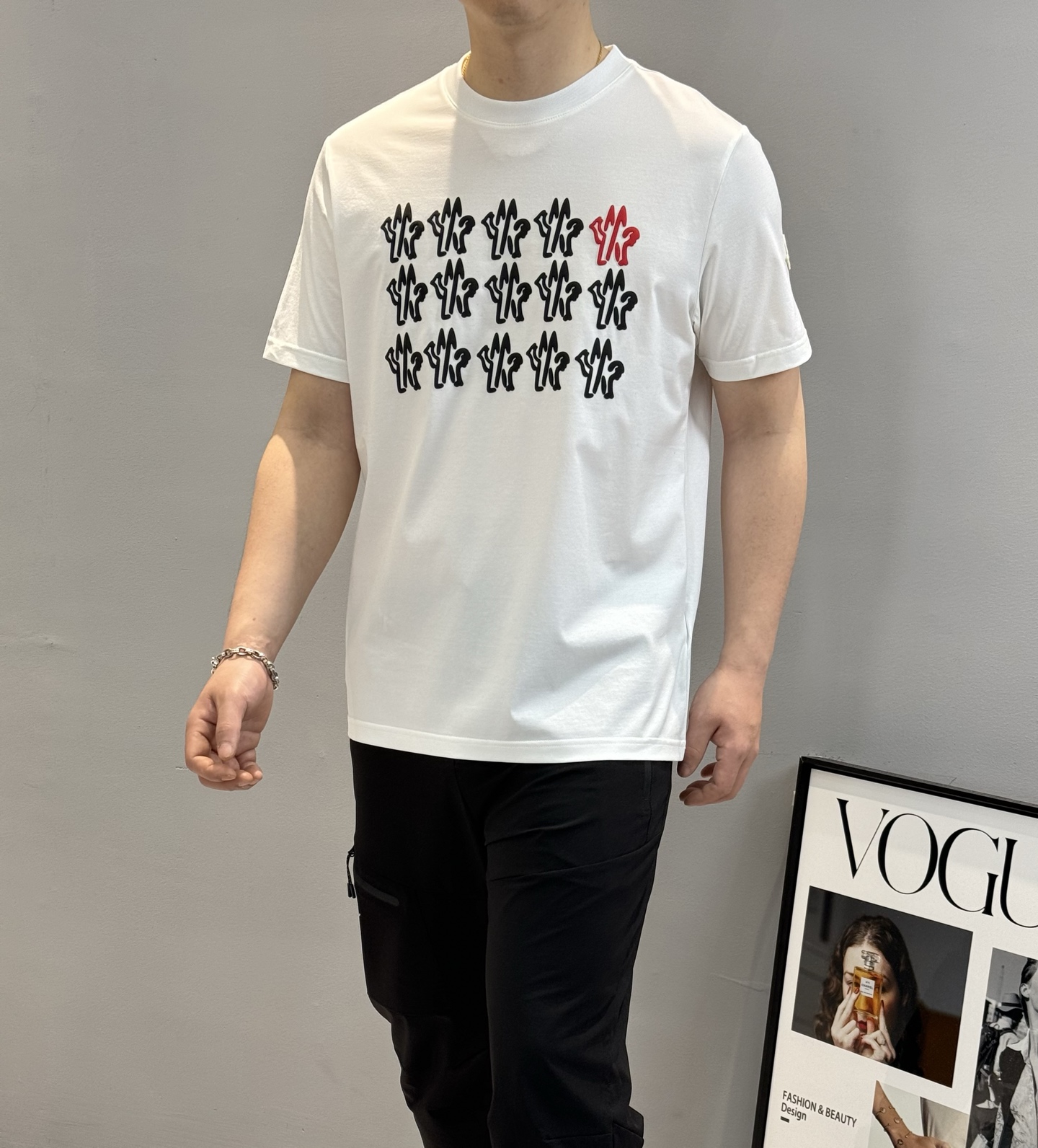 NO:123800,MON CLE*Mon-mouth 25s summer new round neck short sleeves. The brand graphic LOGO has a distinctive recognition and super heart-warming!  !  !  The sleeves are matched with a classic hat logo. It is made of 190g mercerized cotton for customer supply. The fabric of the whole item is excellent. It is comfortable and breathable. Even in the hot summer, it will not feel stuffy!  !  !  Three standards are in line!  Color white, black, code number M-3XL slim fit style!  (S and 4XL can be customized) 175/145 jin recommended XL, christian louboutin, T-shirt, hats, alexander wang19860909MON CLE*蒙-口25s夏季新款圆领短袖.品牌图形LOGO辨识度鲜明超级走心！！！袖子搭配经典小帽子标识.选用客供190g丝光棉制成.整件单品的面料质感极佳.着身舒适透气,即便是酷热的夏天也不会有闷热感可言！！！三标齐！颜色白色.黑色.码数M-3XL修身版型！（S和4XL可订做）175/145斤建议XL,,christian louboutin,T-shirt,hats,alexander wang,Men's clothing