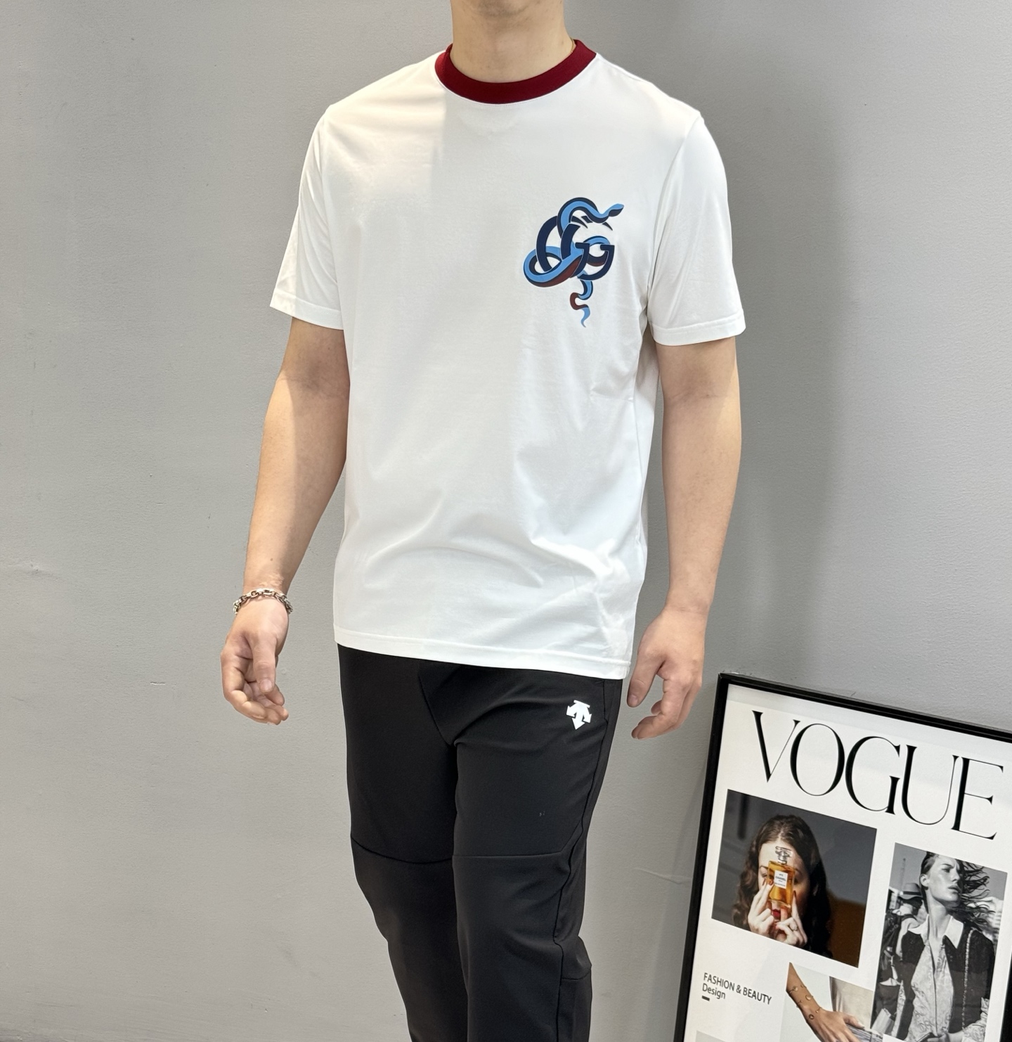 NO:123791,GUCC* Guqi 25s summer couple round neck short sleeves. Xiaohongshu synchronizes ~ fashion trend!  The extremely rare style is made of 190 mercerized cotton fabric, which feels very comfortable and breathable...... The collar and cuffs are customized in contrasting colors. GG is paired with snake-shaped picture hot painting technology. It is extremely attentive... A super versatile and beautiful style, with three standards. Recommended to buy!  !  !  Color black, white, code number M-3XL slim fit style!  (S and 4XL can be customized) 175/145 jin recommended XL, gucci, T-shirt, alexander wang19860909GUCC*古齐25s夏季情侣圆领短袖.小红书同步～时尚潮流！极为难得的款式,采用190丝光棉面料,贴身体感非常舒适透气.......领口袖口撞色订制.GG搭配蛇形画面烫画工艺.极其用心…超级百搭好看的一款,三标齐.推荐入手！！！颜色黑色.白色.码数M-3XL修身版型！（S和4XL可订做）175/145斤建议XL,,gucci,T-shirt,alexander wang,Men's clothing