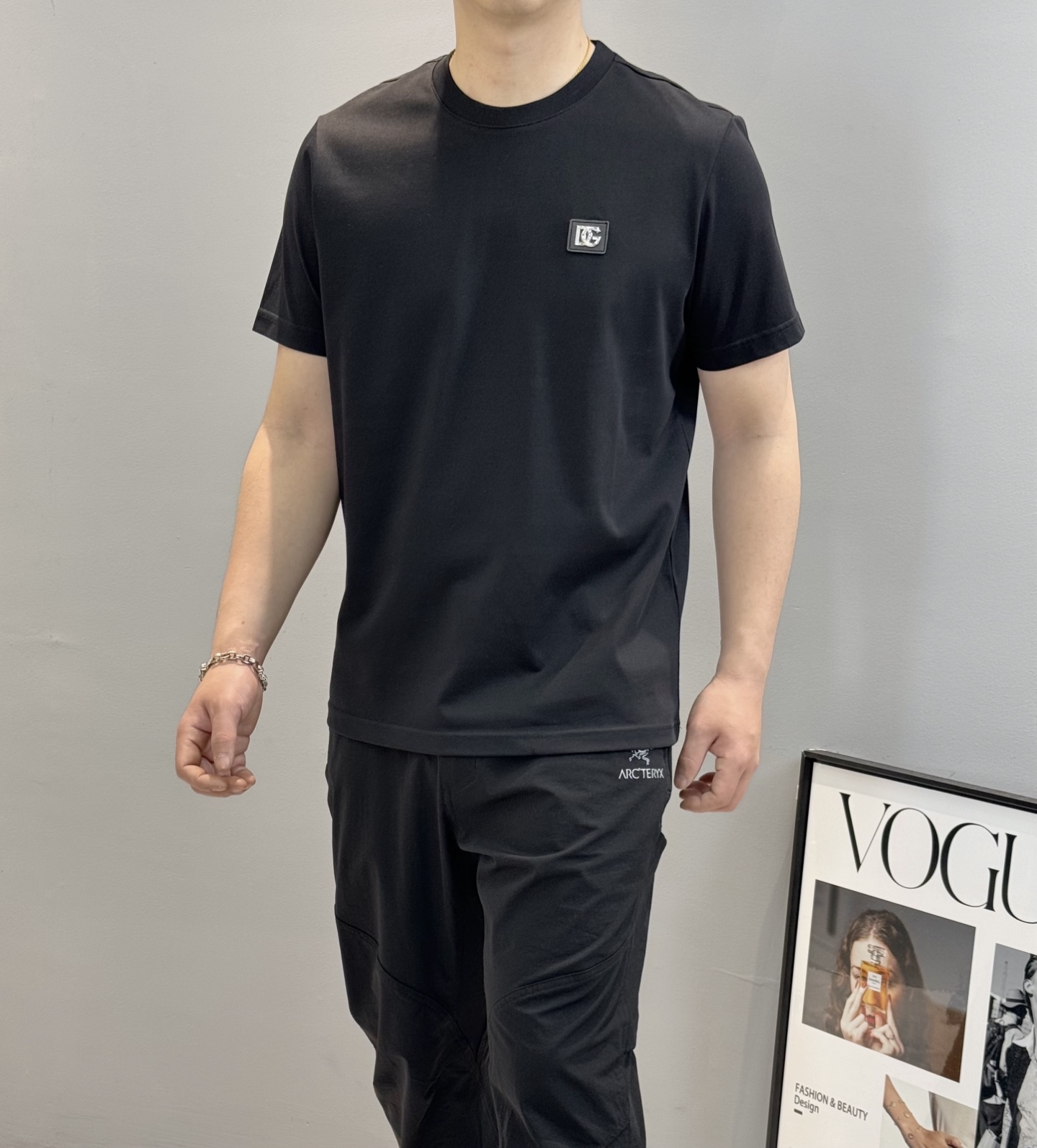 NO:134168,D&G Dolce & Gabbana 25s new round neck T-shirt. Basic style recommended!  It is presented in three-dimensional form by brand leather. It is full of exquisite and high-end feeling~ It uses customized 240g pure cotton fabric, which has a strong light feeling behind the body. It has a silky and skin-friendly and soft texture with excellent breathability... a must-have for cool summer!  Color black, white, code number M-3XL slim fit style!  (S and 4XL can be customized) 175/140 jin recommended L, Dolce & Gabbana, Dolce & Gabbana, tees, t-shirt, alexander wang19860909D&G杜嘉班纳25s新款圆领T恤.基础款推荐！采用品牌皮标立体呈现.精致高级感满满～采用定制240g纯棉面料,上身后的轻盈感很强,丝滑亲肤柔软的质地具备出色的透气性....凉爽夏季必备款！颜色黑色.白色.码数M-3XL修身版型！（S和4XL可订做）175/140斤建议L,,Dolce&Gabbana,Dolce&Gabbana,tees，t-shirt,alexander wang,Men's clothing