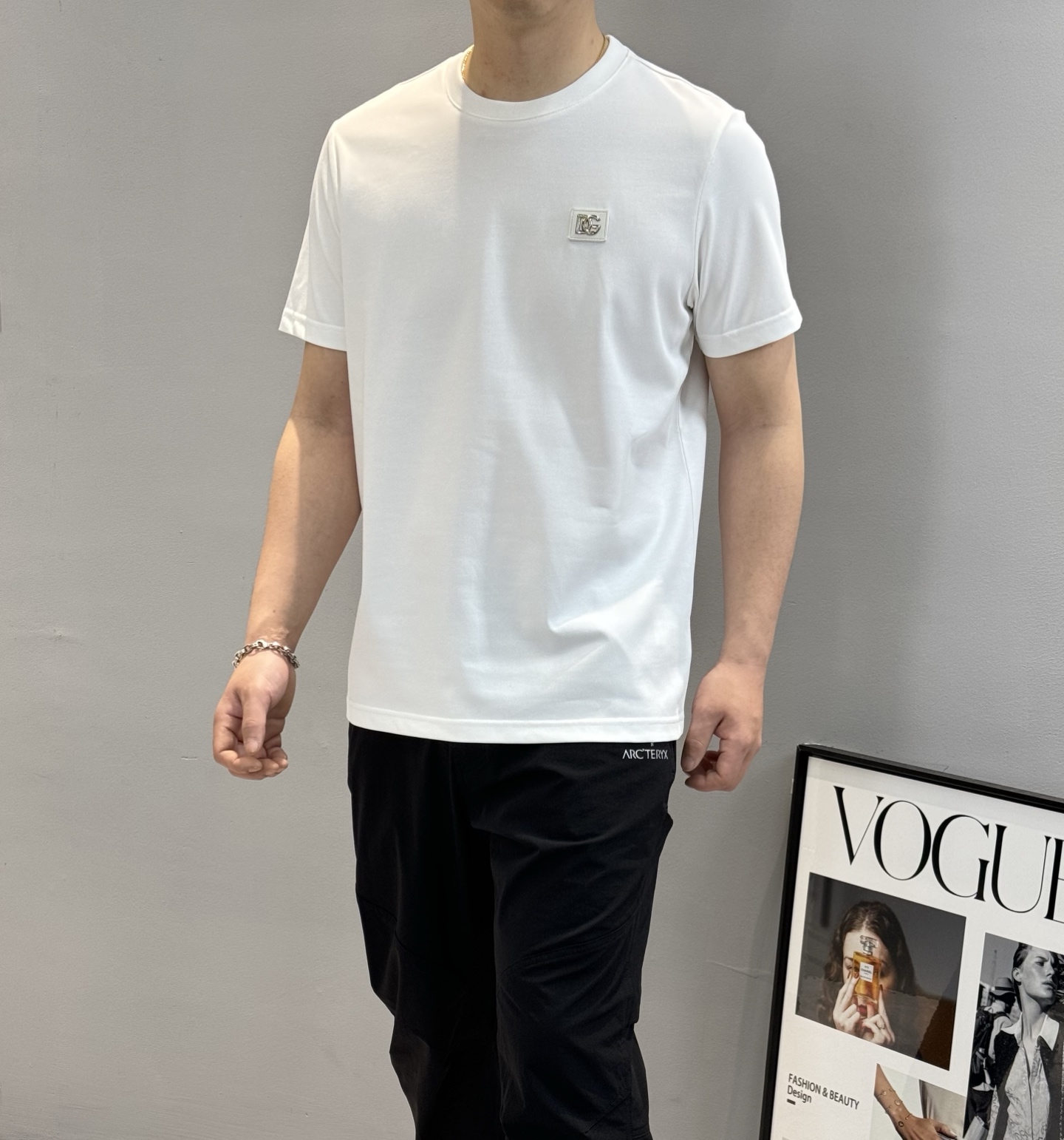 NO:123784,D&G Dolce & Gabbana 25s new round neck T-shirt. Basic style recommended!  It is presented in three-dimensional form by brand leather. It is full of exquisite and high-end feeling~ It uses customized 240g pure cotton fabric, which has a strong light feeling behind the body. It has a silky and skin-friendly and soft texture with excellent breathability... a must-have for cool summer!  Color black, white, code number M-3XL slim fit style!  (S and 4XL can be customized) 175/140 jin recommended L, Dolce & Gabbana, Dolce & Gabbana, tees, t-shirt, alexander wang19860909D&G杜嘉班纳25s新款圆领T恤.基础款推荐！采用品牌皮标立体呈现.精致高级感满满～采用定制240g纯棉面料,上身后的轻盈感很强,丝滑亲肤柔软的质地具备出色的透气性....凉爽夏季必备款！颜色黑色.白色.码数M-3XL修身版型！（S和4XL可订做）175/140斤建议L,,Dolce&Gabbana,Dolce&Gabbana,tees，t-shirt,alexander wang,Men's clothing