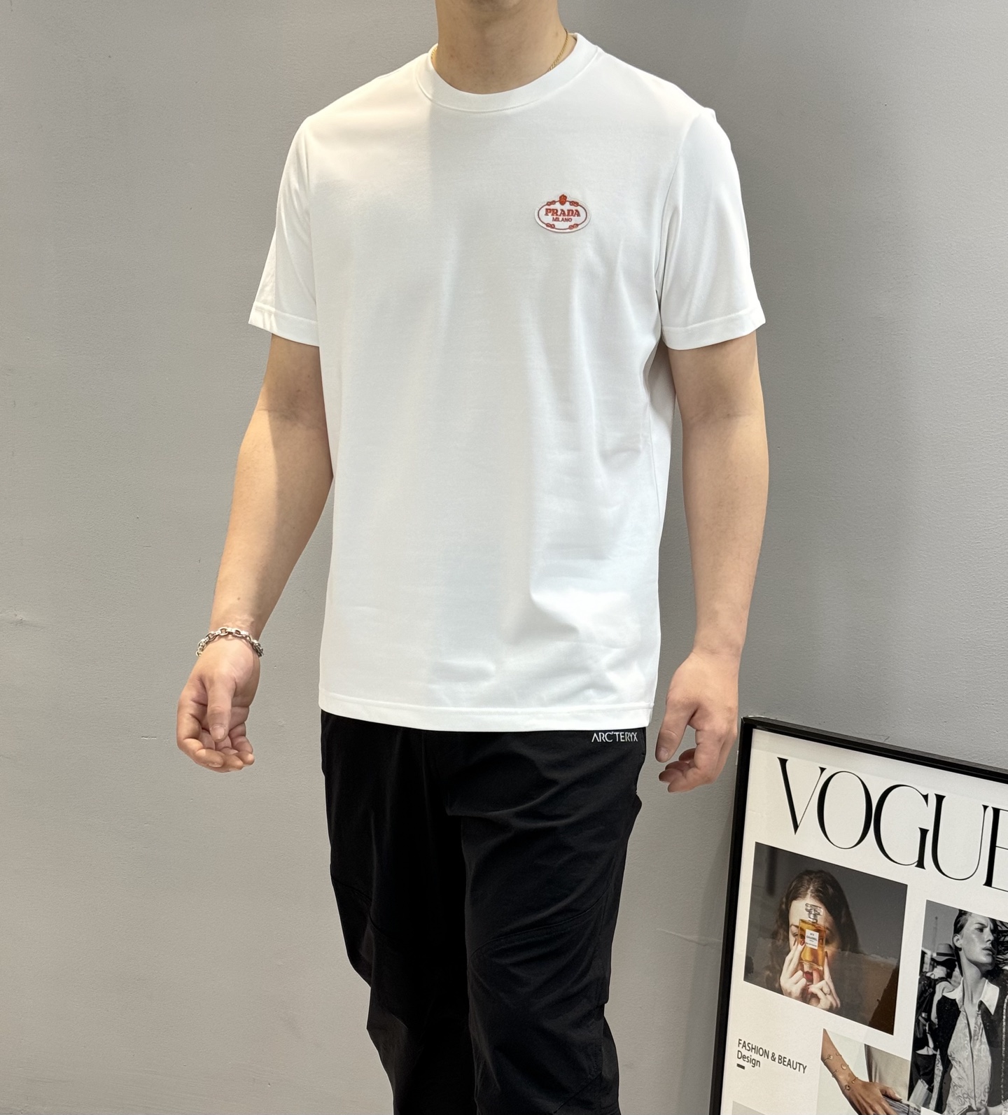 NO:123781,PRAD* Prada 24s new round neck short sleeves. Simple and basic style!  Exquisite three-dimensional brand letter logo on the chest. Fitting orange embroidery. Simple and high-end!  Made of high-quality 240g high-woven cotton fabric. Woven technology - more textured than ordinary fabrics... The upper body is comfortable and soft. Regular cutting, the upper body is comfortable and comfortable without showing bloating and tightness. Same style of sweet potatoes are recommended!  !  !  !  Color black, white, code M-3XL fit style!  (S and 4xl can be customized) 175/140 jin recommended L, prada, prada, T-shirt, alexander wang19860909PRAD*普拉达24s新款圆领短袖.简约基础款！胸口精致立体品牌字母标识.撞橘色绣花.简单高级！优质240g高织棉布制成.机织技术-相比于普通面料更加富有质感....上身舒适柔软.常规裁剪,上身合体舒适不显臃肿与紧绷 红薯同款推荐！！！！颜色黑色.白色.码数M-3XL合身版型！（S和4xl可定做）175/140斤建议L,,prada,prada,T-shirt,alexander wang,Men's clothing