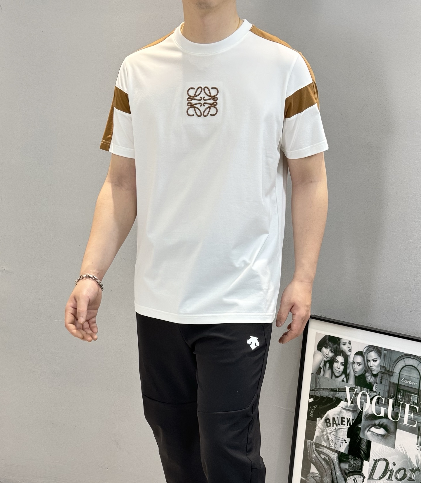 NO:123796,Loe*we 25s mercerated cotton T-shirt. Splicing design. Contrast color matching. Customized 190g high-density mercerated cotton is used for customer supply. The fabric is smooth, soft and comfortable. Three-dimensional embroidery design on the chest. It is fashionable and unique, eternal and classic. A super versatile and beautiful style, with three-standard standards. Recommended to buy!  !  !  Color black, white, code number M-3XL slim fit style!  (S and 4XL can be customized) 175/145 jin recommended XL, loewe, loewe, tees, t-shirt, alexander wang19860909Loe*we罗意*威25s丝光棉T恤.拼接设计.撞色搭配.采用客供定制190g高密丝光棉.面料垂感顺滑.柔软舒适.胸前立体刺绣设计.时尚又个性,永恒经典.超级百搭好看的一款,三标齐.推荐入手！！！颜色黑色.白色.码数M-3XL修身版型！（S和4XL可订做）175/145斤建议XL,,loewe,loewe,tees，t-shirt,alexander wang,Men's clothing