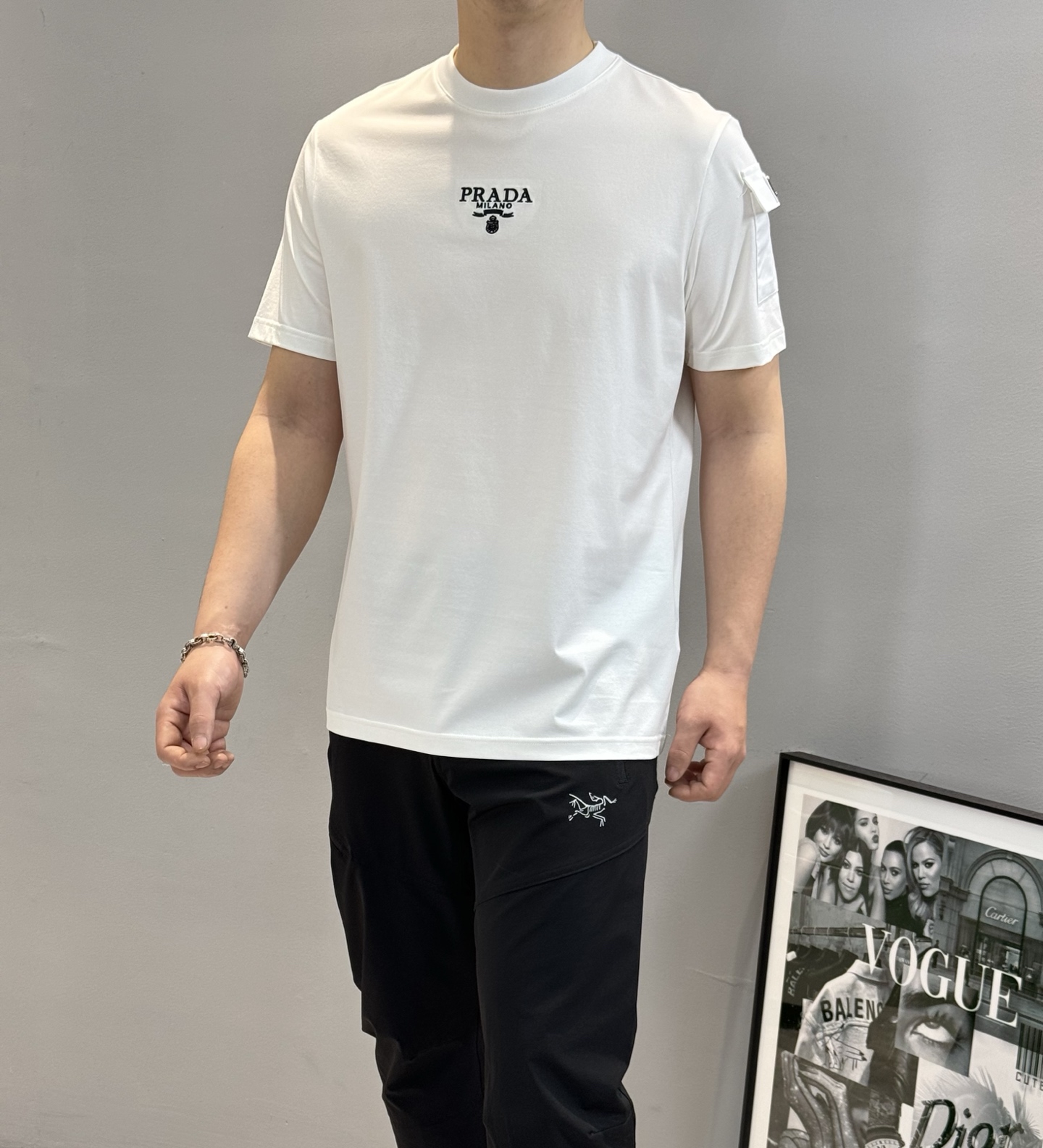 NO:123795,PRAD* Prada 25s Spring and Summer New T-shirt!  Super space-sensing round neck short sleeves, basic style recommended!  Arm pocket design. Classic triangle leather mark. 3D exquisite prada embroidery on the chest. Customer-supplied 190g mercerated cotton fabric, environmentally friendly level!  !  The texture of the weaving surface shows perfect effect, and the craftsmanship and water-washed cotton material is more thick and smooth and draped, and it is suitable for wearing the inner layer alone!  Color black, white, code number M-3XL slim fit style!  (S and 4XL can be customized) 175/145 jin recommended XL, prada, prada, T-shirt, tees, t-shirt, alexander wang19860909PRAD*普拉达25s春夏新款T恤！超级空间感圆领短袖,基础款推荐！手臂口袋设计.经典三角皮标.胸口部位3D精致prada绣花.客供190g丝光棉面料 环保级别！！织面质感呈现完美效艺,工艺化水洗后的棉料更贴合厚实.柔滑垂坠,单穿内搭均适宜！颜色黑色.白色.码数M-3XL修身版型！（S和4XL可订做）175/145斤建议XL,,prada,prada,T-shirt,tees，t-shirt,alexander wang,Men's clothing