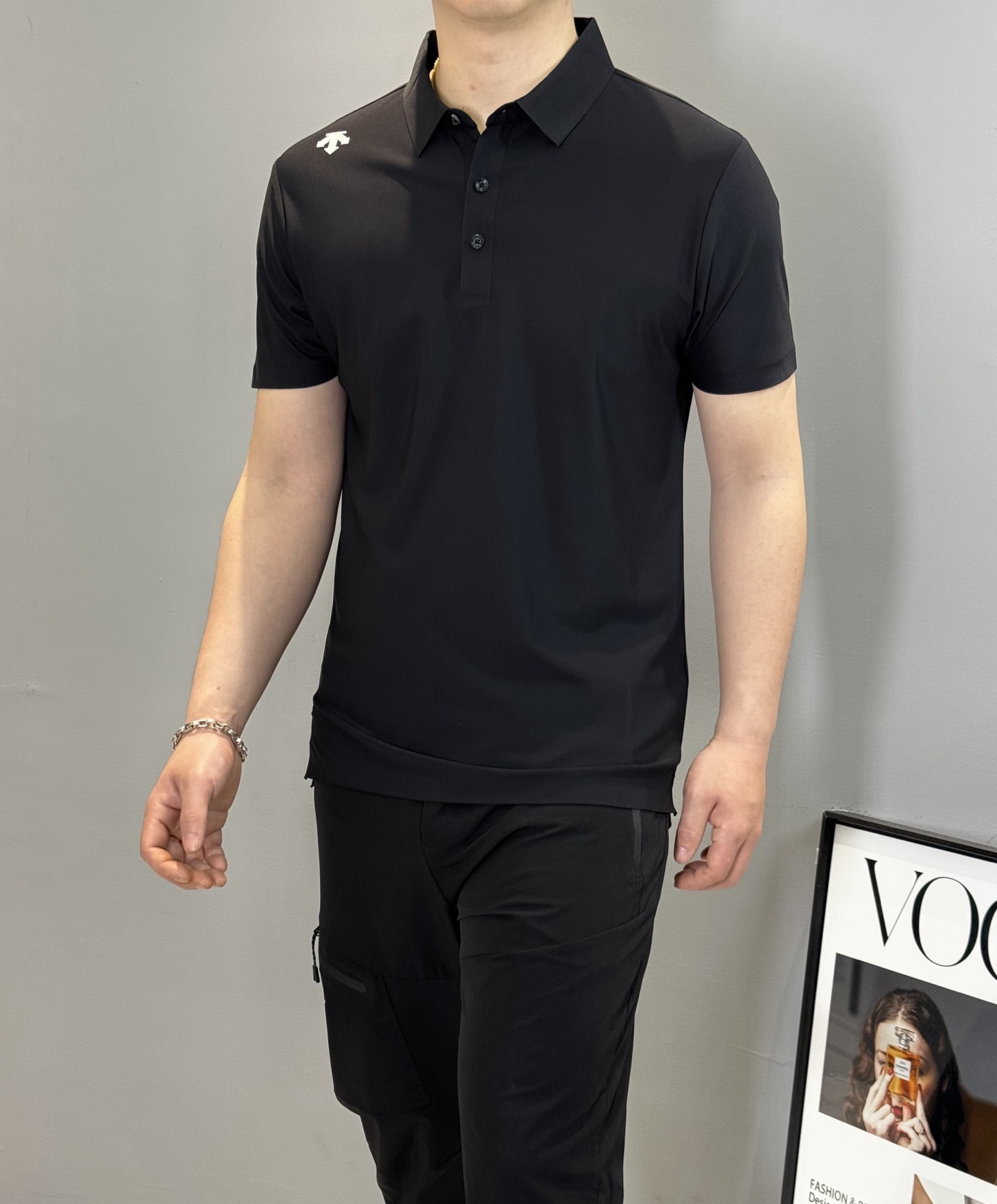 NO:464846,DESCENT*Disan-Te 25s summer men's casual POLO, seamless technology!  Representative works of appearance, with three-dimensional silicone LOGO embellishment on the shoulders, and a sporty style of the cuffs. Customer-supplied mercerized bead floor cotton fabric, with a good vertical feeling, anti-wrinkle and iron-free effect, three-level equivalent!  !  The fitting tailoring is very stylish!  God-level item!  Color white, medium gray, black, code number M-4XL (/140 jin recommended L), alexander wang19860909DESCENT*迪桑-特25s夏季男士休闲POLO,无缝技术！颜值代表作,肩部硅胶立体LOGO点缀,袖口运动风格气息～客供丝光珠地棉面料,具有良好的垂直感 抗皱免烫功效三级等效！！合身剪裁非常有型！神级单品！颜色白色.中灰.黑色.码数M-4XL（/140斤建议L）,,alexander wang,Men's clothing