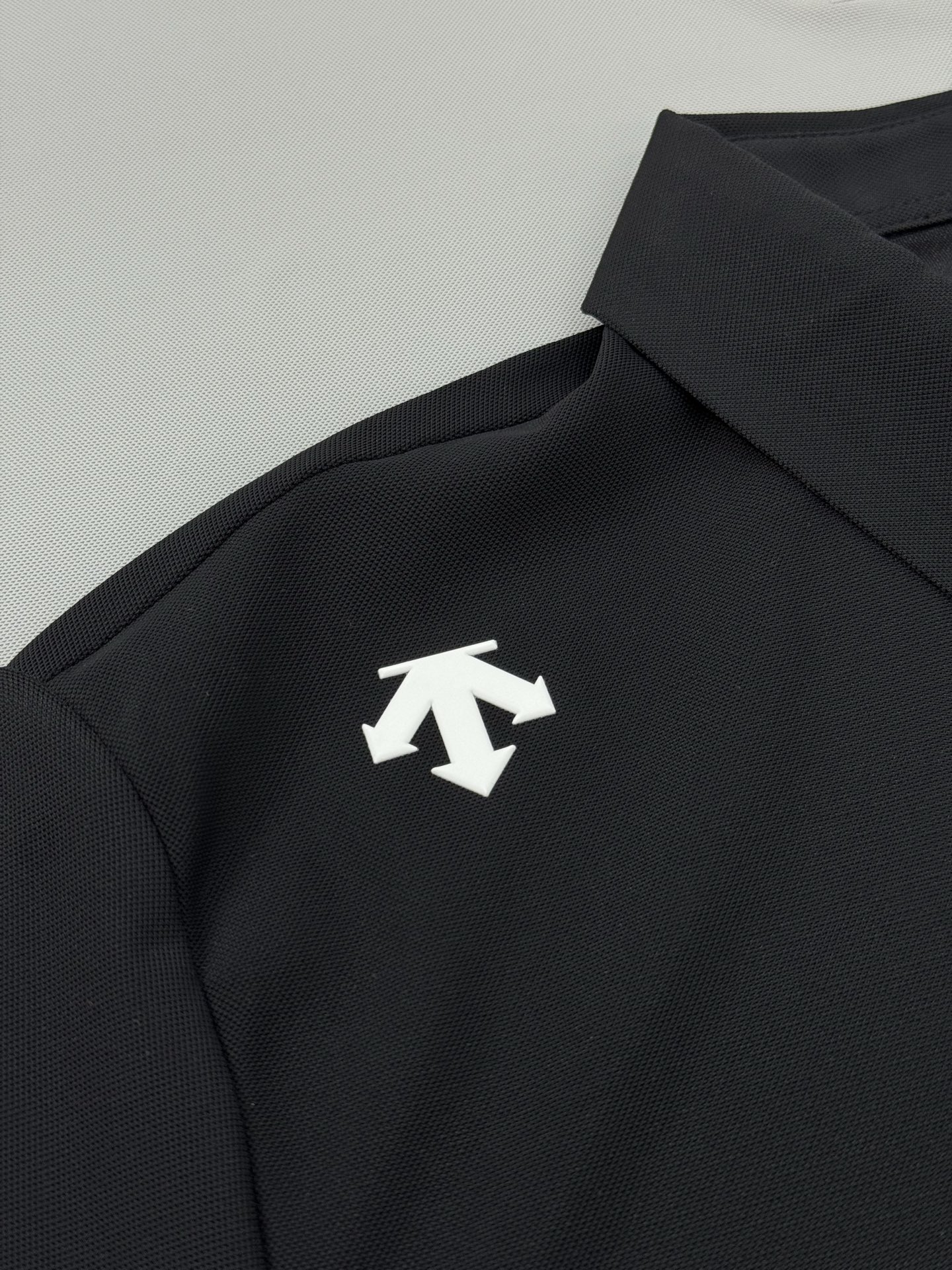 DESCENT*迪桑-特25s夏季男士休闲POLO，无缝技术！颜值代表作，肩部硅胶立体LOGO点缀，袖口