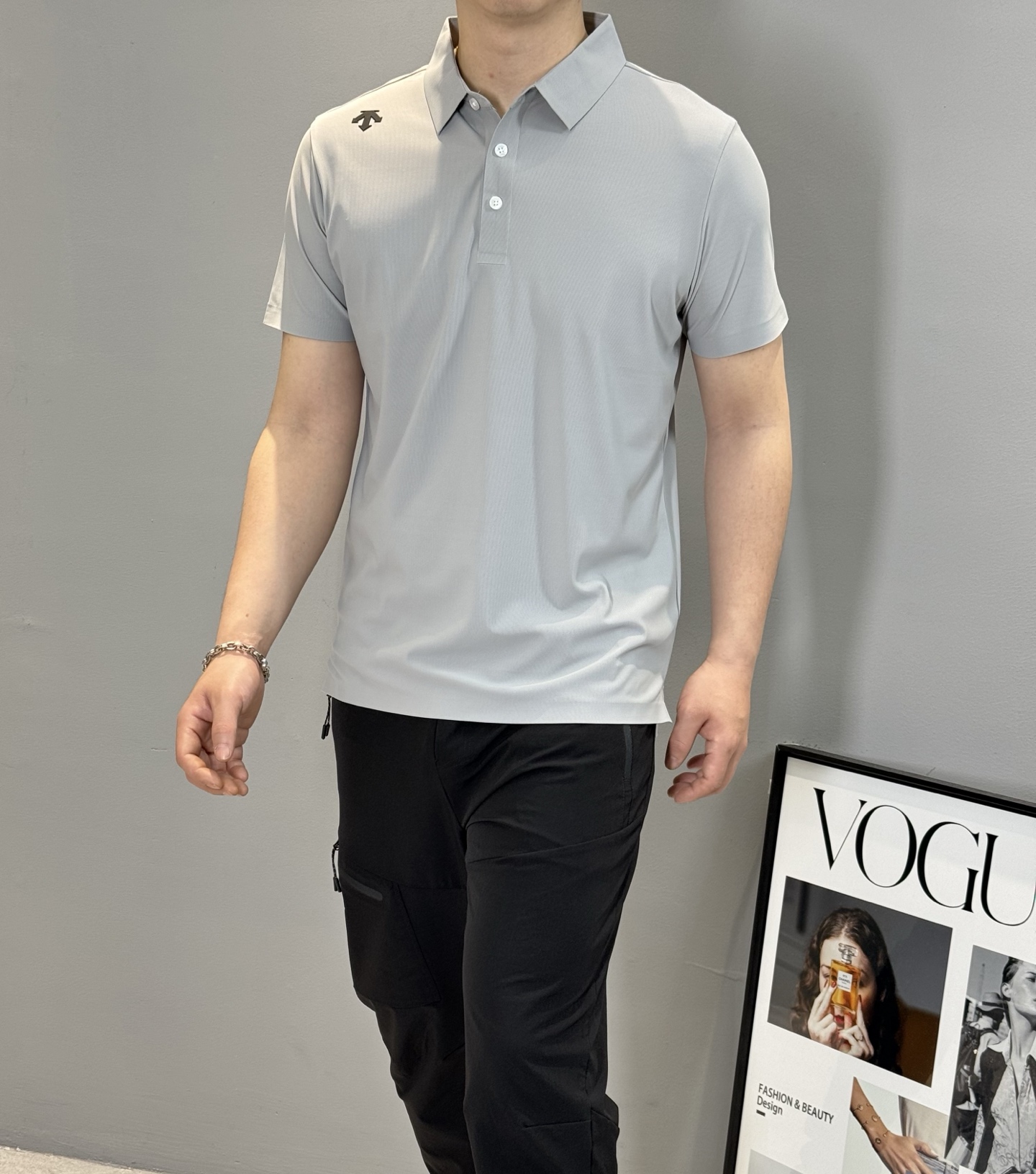 NO:123778,DESCENT*Disan-Te 25s summer men's casual POLO, seamless technology!  Representative works of appearance, with three-dimensional silicone LOGO embellishment on the shoulders, and a sporty style of the cuffs. Customer-supplied mercerized bead floor cotton fabric, with a good vertical feeling, anti-wrinkle and iron-free effect, three-level equivalent!  !  The fitting tailoring is very stylish!  God-level item!  Color white, medium gray, black, code number M-4XL (175/140 jin recommended L), alexander wang19860909DESCENT*迪桑-特25s夏季男士休闲POLO,无缝技术！颜值代表作,肩部硅胶立体LOGO点缀,袖口运动风格气息～客供丝光珠地棉面料,具有良好的垂直感 抗皱免烫功效三级等效！！合身剪裁非常有型！神级单品！颜色白色.中灰.黑色.码数M-4XL（175/140斤建议L）,,alexander wang,Men's clothing