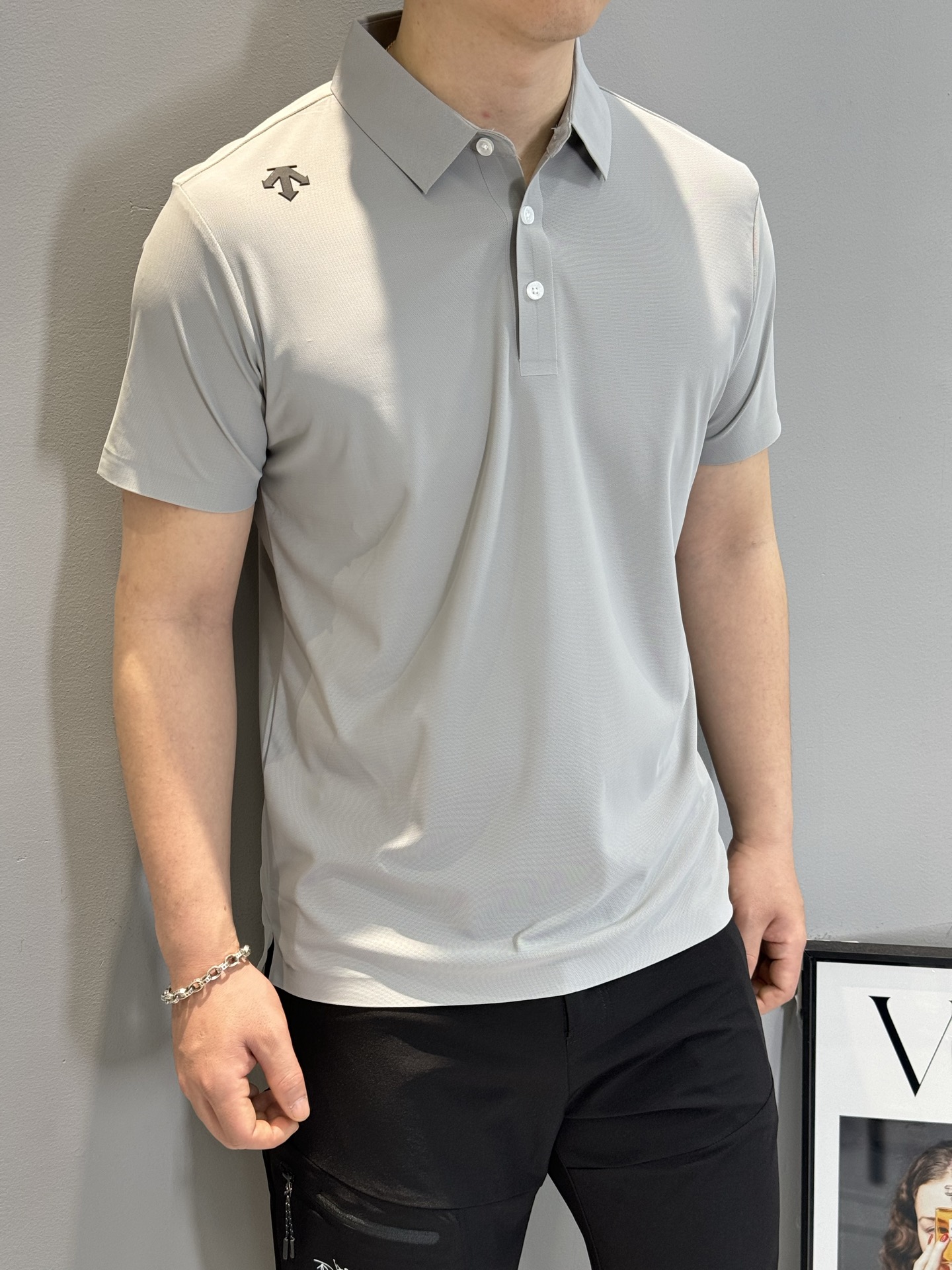 DESCENT*迪桑-特25s夏季男士休闲POLO，无缝技术！颜值代表作，肩部硅胶立体LOGO点缀，袖口