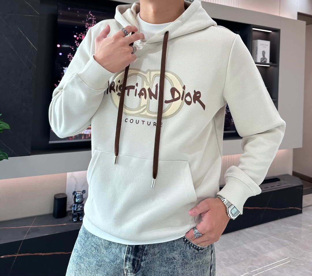 NO:123775,Dio*r Dio-Ohara single CD casual sports hooded sweatshirt. This hooded sweatshirt is carefully crafted from 380g cotton fabric!  The different colors of CD hot paintings on the chest are three-dimensional and distinct in layers. Improve the style. Regular tailoring, paired with ribbed cuffs and bottom edges, can create a variety of fashionable and casual styles. The colors are black, rice gray, and the regular version of the code M-3XL!  (175/140 jin recommended L), dior, hoodie, sweatshirts, hats, alexander wang19860909Dio*r 迪-奥原单CD休闲运动带帽卫衣.这款连帽运动衫采用380g棉质面料精心制作！胸前的不同色调CD烫画立体层次分明.提升格调.常规剪裁,搭配罗纹袖口和底边,可打造各式时尚的休闲造型.颜色黑色.米灰.码数M-3XL常规版型！（175/140斤建议L）,,dior,hoodie,sweatshirts,hats,alexander wang,Men's clothing