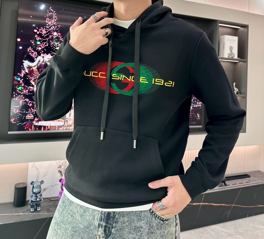 NO:123788,GUCC* Guqi 24s new hooded sweatshirt. Couple style classic logo hot design. Letter G G is matched with red and green layered matching. It interprets unparalleled strength and taste!  Shows a unique design aesthetic, simple and elegant without losing personality. It has unique insights into fashion trends. The original customized high-quality terry 380g same-cage dyed fabric has soft and smooth, skin-friendly and comfortable, with sweat-absorbing and breathable characteristics, bringing you considerate and skin-friendly care. Fashionable and personalized super classic and versatile styles. A must-have item for couples!  Color black, white, code number M-3XL regular version!  (175/140 jin recommended L), gucci, hoodie, sweatshirts, hats, alexander wang19860909GUCC*古齐24s新款连帽卫衣.情侣款经典Logo烫画设计.字母G G搭配红绿层次搭配.演绎出无与伦比的实力和品味！展现别具一格的设计美感、简约大气不失个性.对时尚潮流有着独特见解.原版定制优质毛圈380g同缸染面料.拥有柔软滑爽.亲肤舒适具有吸汗透气的特质,为你带来贴心亲肤的呵护.时尚个性超级经典百搭款.情侣必入单品！颜色黑色.白色.码数M-3XL常规版型！（175/140斤建议L）,,gucci,hoodie,sweatshirts,hats,alexander wang,Men's clothing