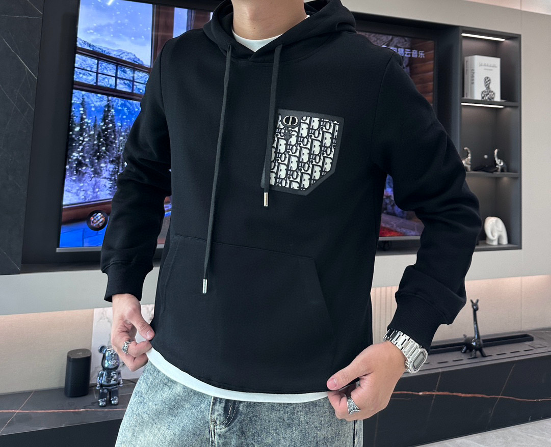 NO:123782,Dior*24s new round neck sweatshirt. The same style as men and women!  Custom leather card on the chest, soul dior letter graphics, matched with classic bee pattern. The overall color is very good, with double-layer three-dimensional craftsmanship. It is paired with metal hardware. The style adopts standard tailoring, which is not wide or tight, and while ensuring a certain slim fit, the knitted threaded collar and cuff hem, ensuring durability, 380g terry cotton material, soft and comfortable to wear, the upper body is comfortable and skin-friendly, and has texture!  Color black, white, code number M-3XL regular version!  (175/140 jin recommended L), dior, hoodie, sweatshirts, alexander wang19860909Dior*24s新款圆领卫衣.男女同款！胸口定制皮牌.灵魂dior字母图形.搭配经典小蜜蜂图案.整体配色很好看,双层立体工艺.搭配金属五金.版型采用标准的剪裁,属于不宽不紧的正位,舒适度的同时保证了 一定的修身,针织螺纹领与袖口下摆,保证耐穿性,380g毛圈棉材质 贴身穿柔软舒适 上身舒适亲肤,且具有质感！颜色黑色.白色.码数M-3XL常规版型！（175/140斤建议L）,,dior,hoodie,sweatshirts,alexander wang,Men's clothing