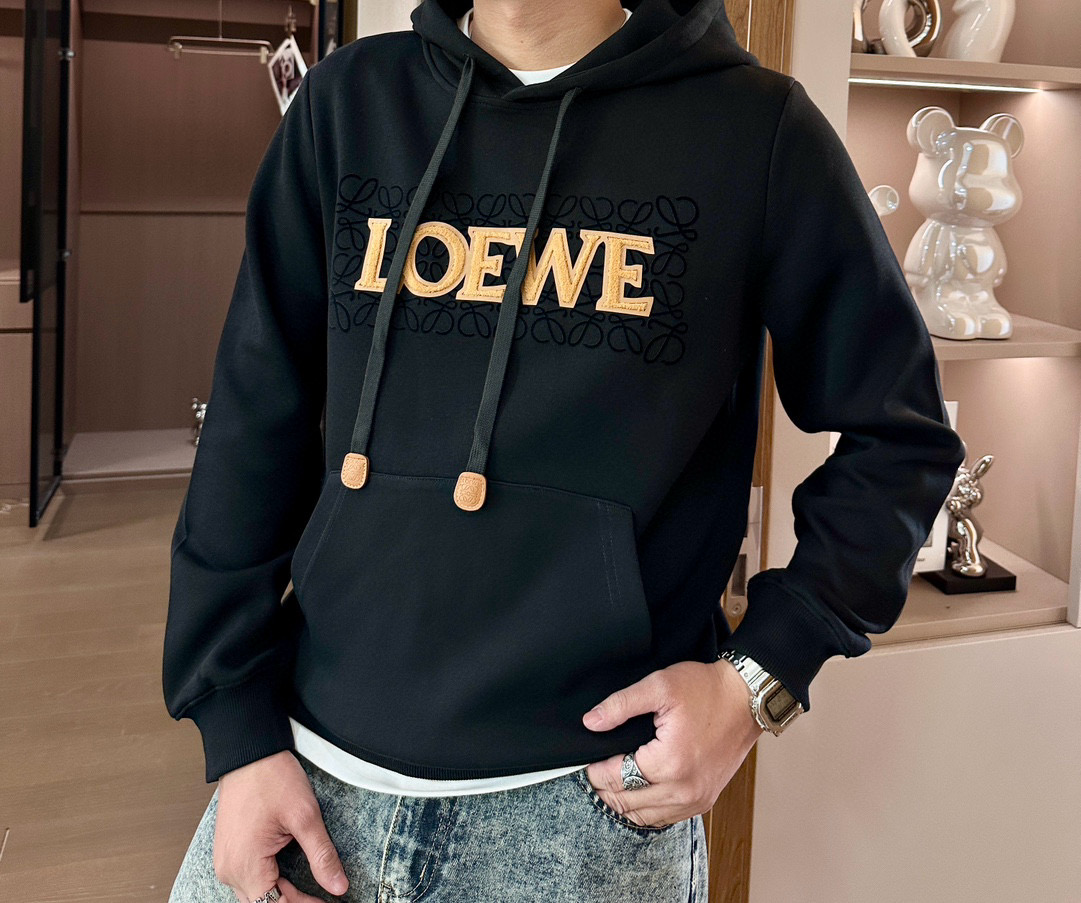 NO:123779,LOWE*Luoyi-Wei*24s new round neck sweatshirt. New style recommended ~ preferred 420g sweatshirt is full, soft and skin-friendly, the first choice for couples!  Rich styling elements printing technology. Double-layer graphics are matched with brand letters. They are very interesting and young. No body concerns. The comfort of this design is unparalleled!  Giving an excellent wearing experience... a perfect combination of CALL. A very comfortable piece of the upper body. A handsome and exciting style that can be worn every day!  !  !  Color black. Code number M-3XL (175/140 jin recommended L), loewe, hoodie, sweatshirts, alexander wang19860909LOWE*罗意-威*24s新款圆领卫衣.新款推荐～优选420g卫衣棉质饱满柔软亲肤,情侣款首选！丰富的造型元素印花工艺.双层图形搭配品牌字母立体烫画.非常趣味而年轻.无身材顾虑 此种设计的舒适感是无与伦比！赋予极佳的穿着体验…完美结合的打CALL.上身非常舒适的一件 每天都能穿的帅炸款式！！！颜色黑色.码数M-3XL（175/140斤建议L）,,loewe,hoodie,sweatshirts,alexander wang,Men's clothing