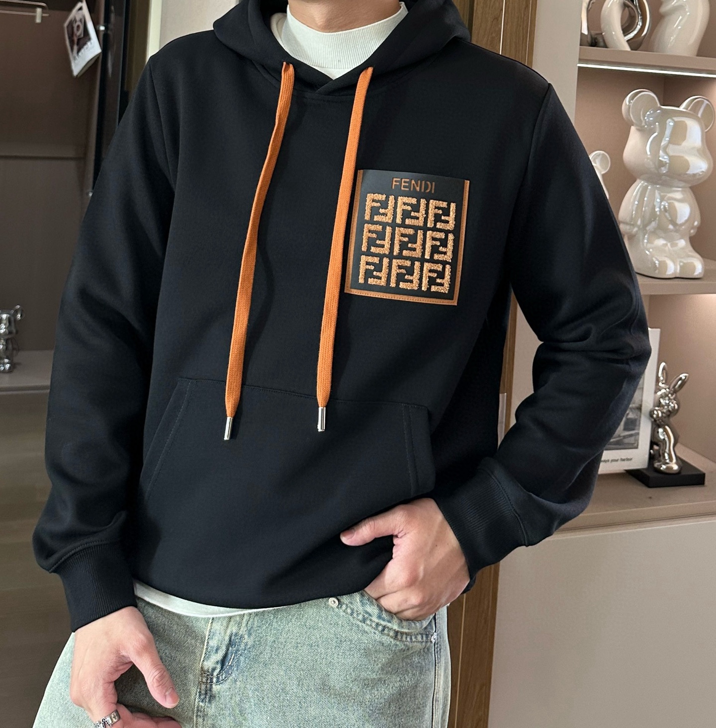 NO:123773,LOEW*E Luoyi-Wei 24s new hooded sweatshirt. The same style as men and women!  Contrast color drawstring bell matching. Pocket customization. Three-dimensional and layered!  Brand letter FF age-reducing design. Original Luo Yiwei brand styling on the chest. Three-dimensional hot painting craftsmanship. Simple and high-end. Fashion hot models recommended~ Three-dimensional and clear, and the essential light sweatshirt to change seasons. The upper body is comfortable but not lacking in softness!  Color black. Code M-3XL regular version!  (175/140 jin recommended L), loewe, loewe, hoodie, sweatshirts, hats, alexander wang19860909LOEW*E罗意-威24s新款连帽卫衣.男女同款！撞色抽绳吊钟搭配.口袋定制.立体有层次！品牌字母FF减龄设计.胸口原版罗意威品牌造型.立体烫画工艺.简单高级.时尚热门款推荐～ 立体清晰,季节交替必备款轻盈卫衣. 上身舒适却不失柔软度！颜色黑色.码数M-3XL常规版型！（175/140斤建议L）,,loewe,loewe,hoodie,sweatshirts,hats,alexander wang,Men's clothing